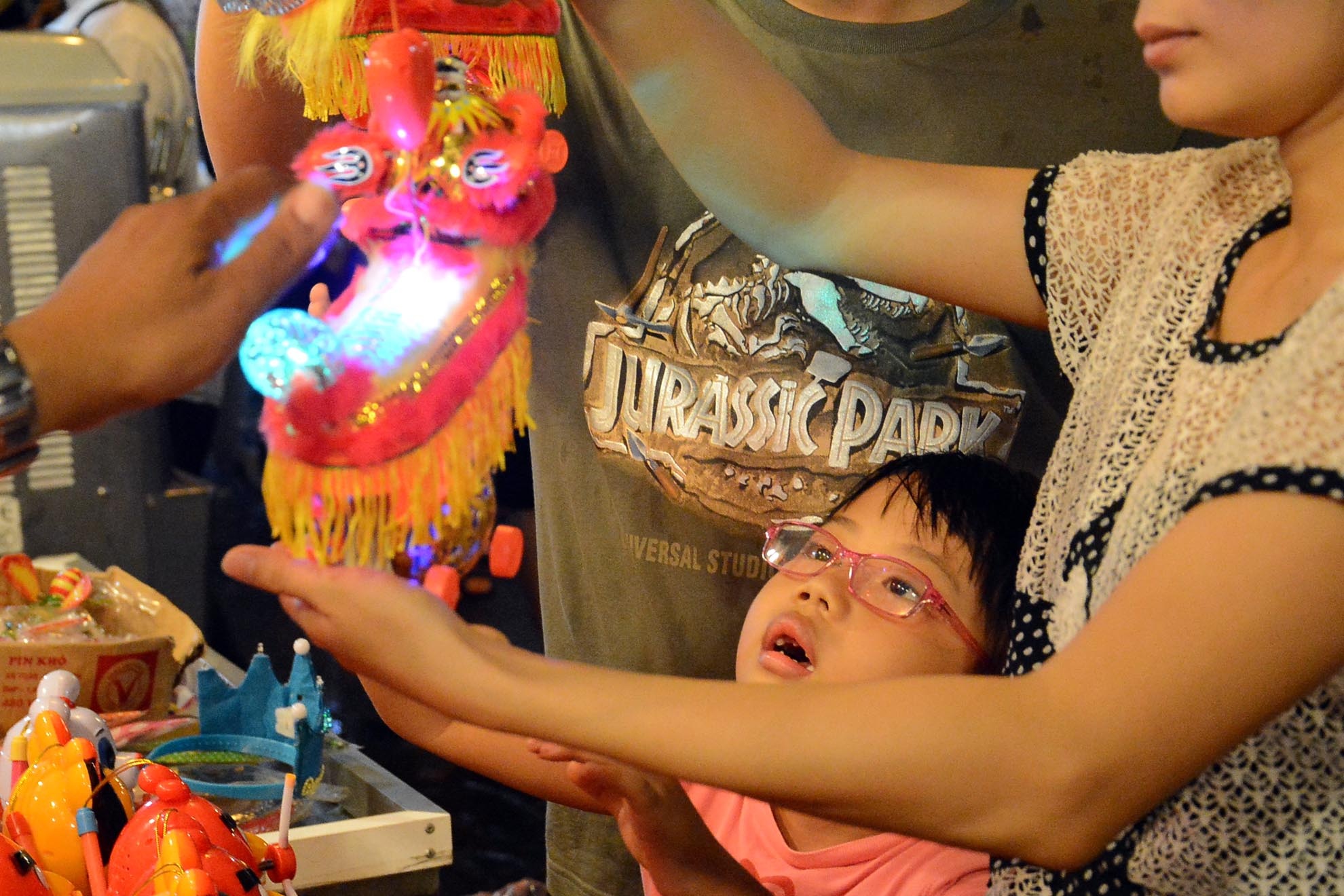 Phố Lồng đèn thuộc địa bàn phường 11, nằm trên các tuyến đường Trần Hưng Đạo – Lương Nhữ Học – Phú Đinh – Nguyễn Trãi – Nguyễn Án, luôn nhộn nhịp từ 6h đến 11h hằng đêm