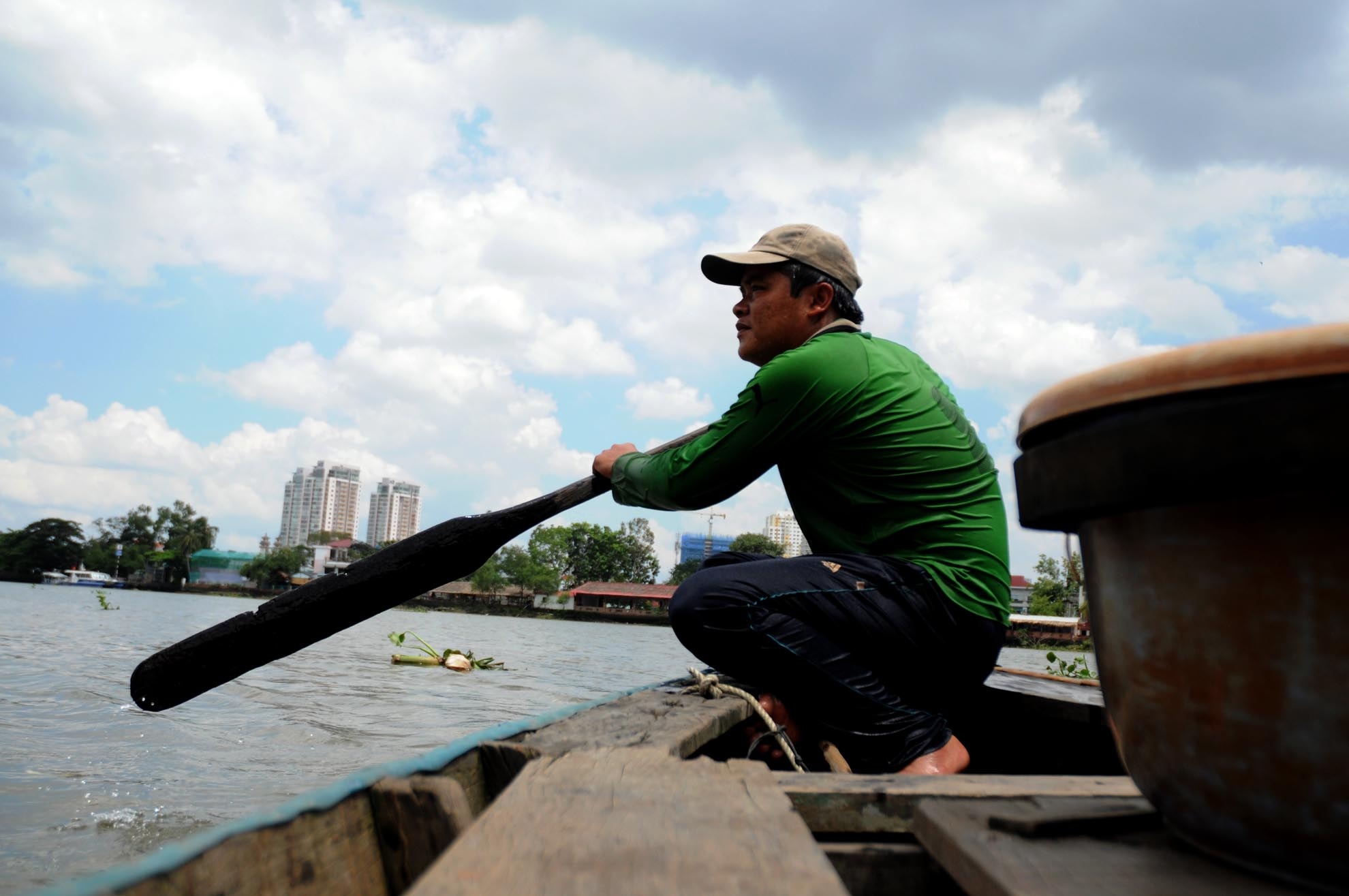 Trước đây, anh Vinh đi nuôi các trên sông, hồ phụ cho chủ. Ngụp lặn quen trên sông nước, nên sau khi nghỉ nuôi cá, anh chọn nghề đãi trùn chỉ để mưu sinh.