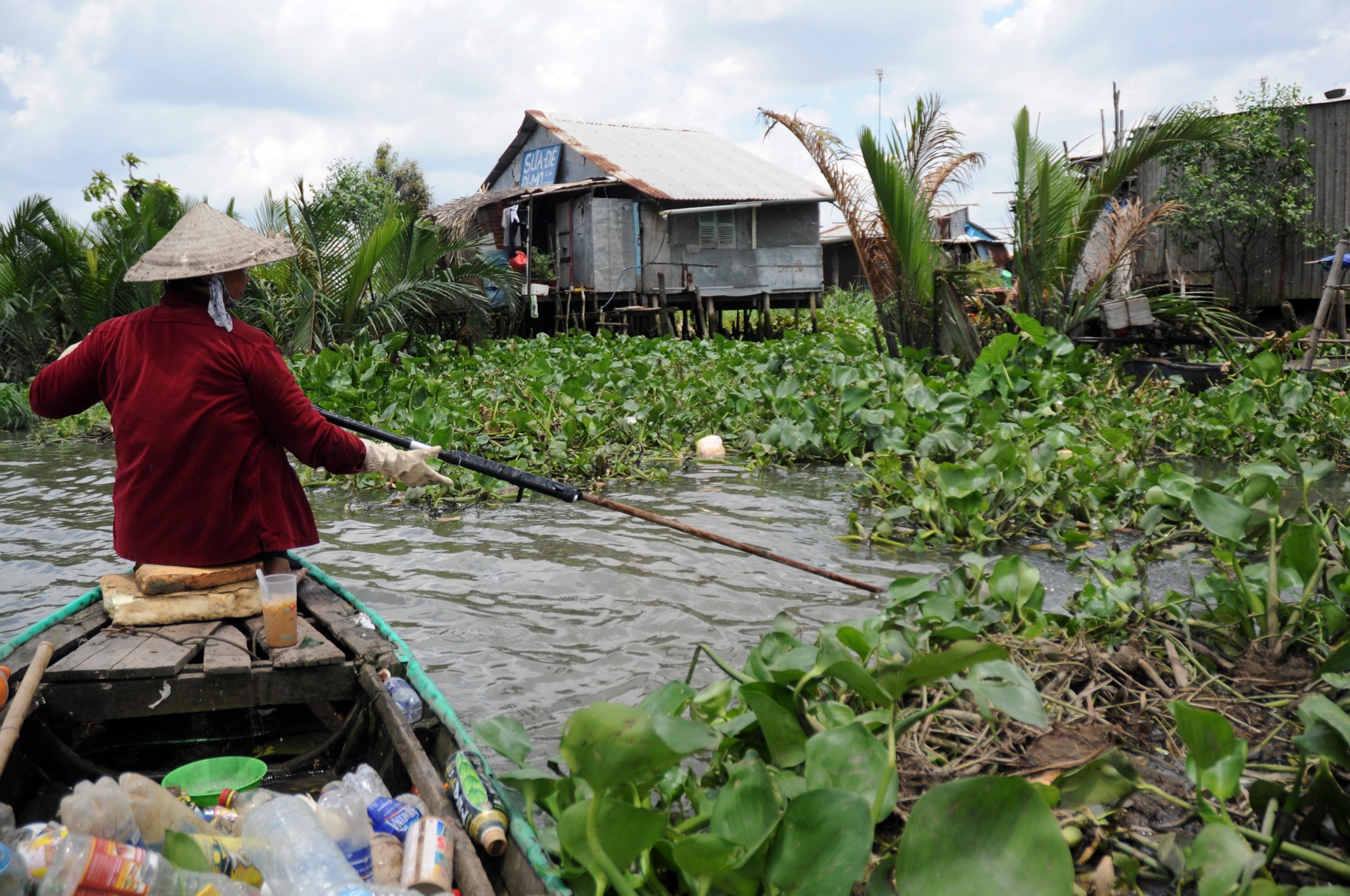 Lên thành phố không người thân thích, bà Huệ đưa con gái ra mé sông Sài Gòn dựng chòi ở tạm, rồi tìm đủ thứ nghề để kiếm tiền nuôi con.