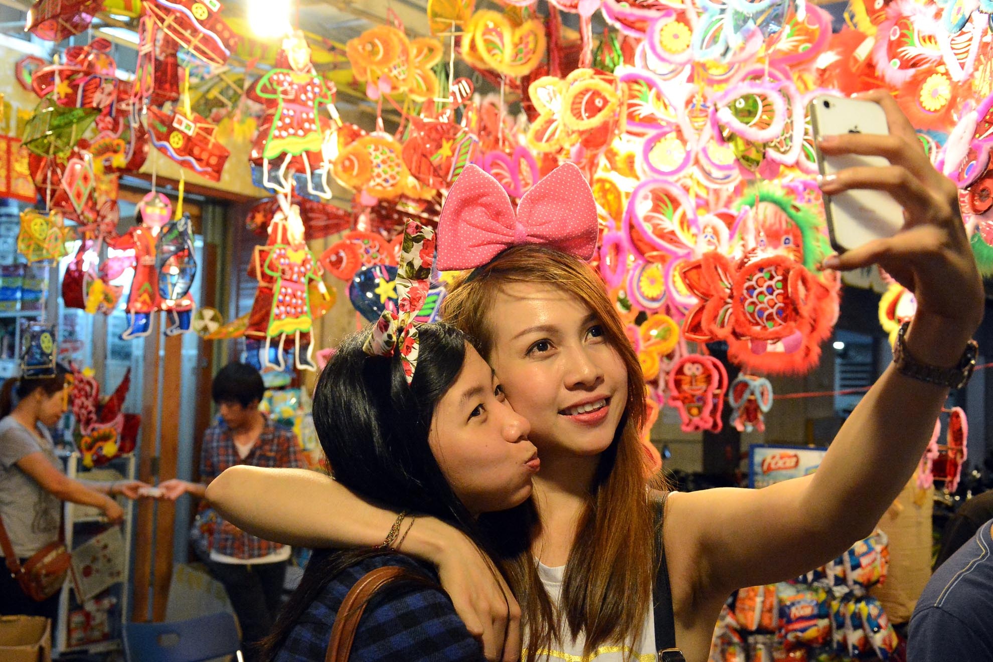 Lồng đèn được trưng bày rất đa dạng và phong phú, nhưng lồng đèn truyền thống được sản xuất trong nước luôn thu hút được sự quan tâm của khách hàng.