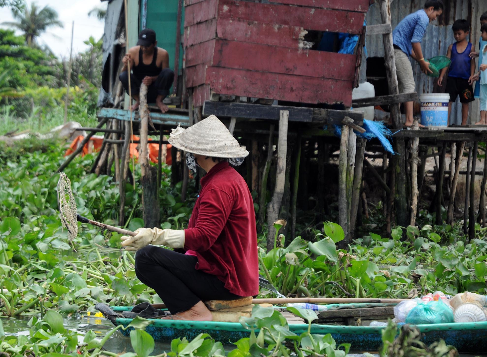 “Thấy nhiều người đi lượm ve chai trên sông Sài Gòn, vừa khỏe lại kiếm được số tiền nhiều hơn tôi đi bán xôi, nên tôi cũng sắm thuyền để theo làm nghề”, bà Huệ tâm sự những ngày mới vào nghề.