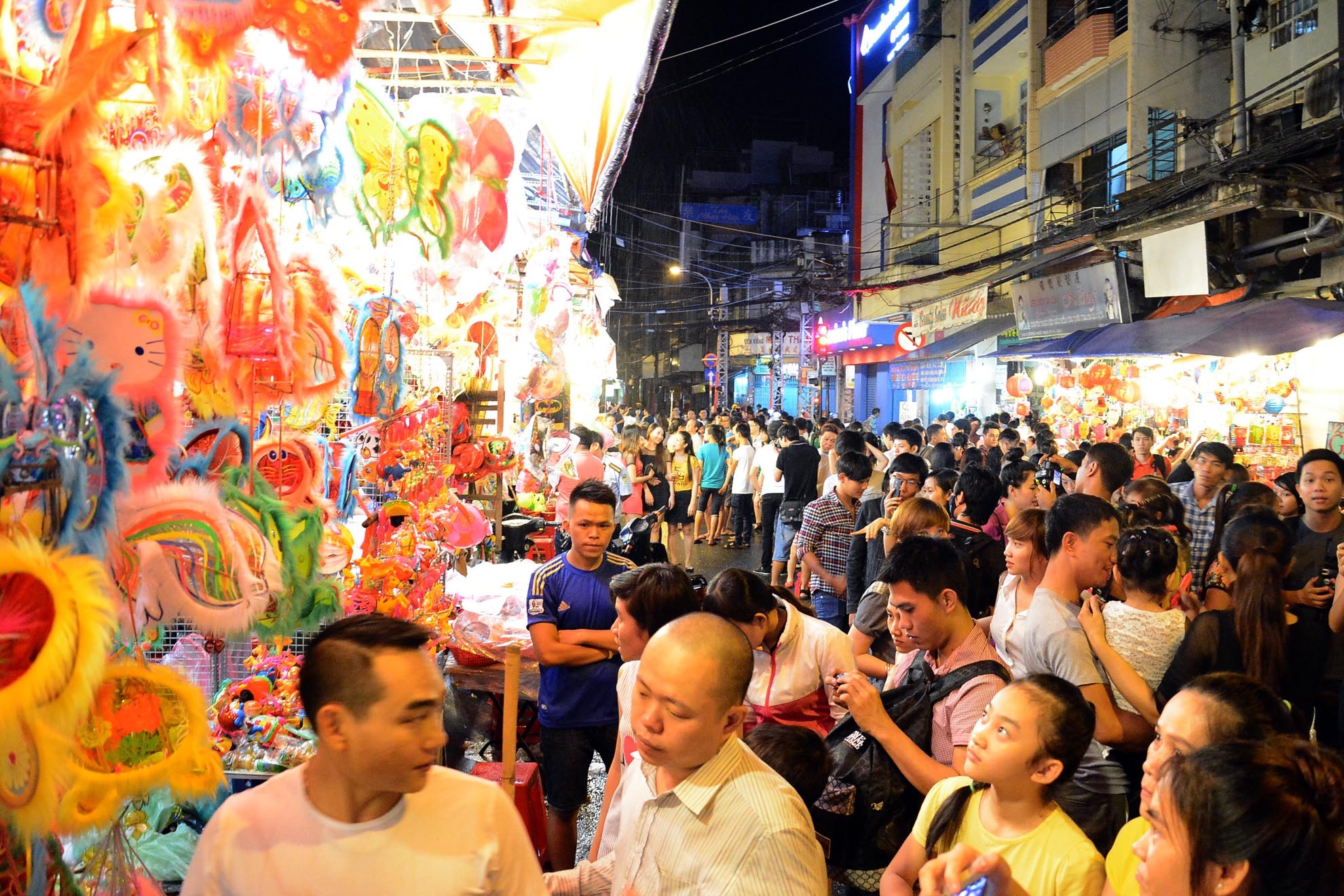 Bên cạnh đó, giới trẻ cũng rất thích thú với các phụ kiện hóa trang như băng đô tai thỏ, tai mèo, mắt kính nhựa nhiều màu, mũi giả bằng cao su… Nhiều chủ cửa hàng cho biết những mặt hàng này còn bán chạy hơn cả đèn lồng.