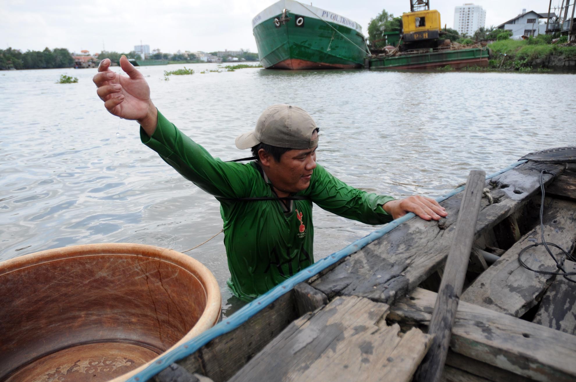 Chiếc thau lớn được buộc dây, gắn vào người theo anh Vinh lênh đênh trên sông nước. 