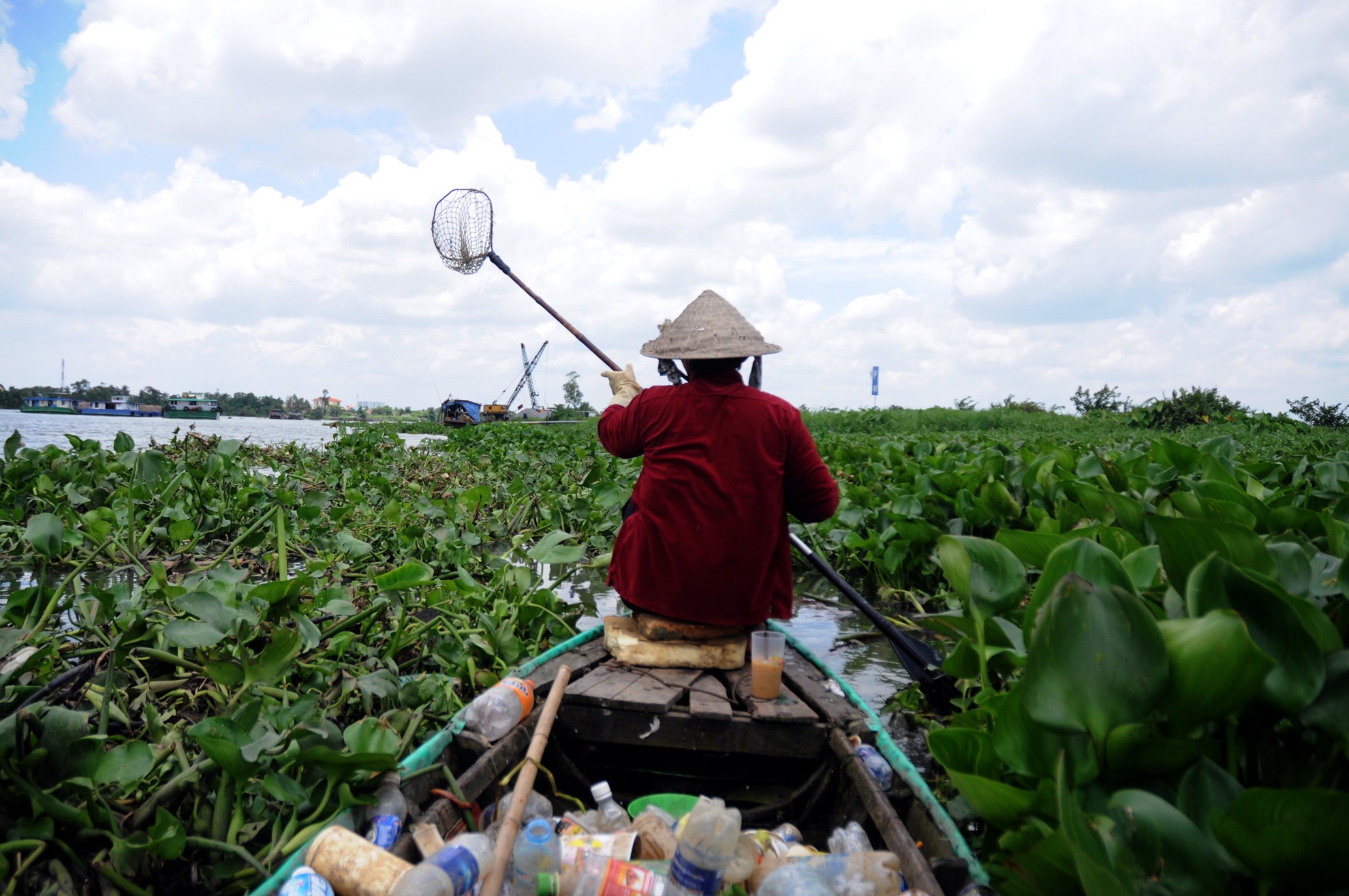 Ngày nào cũng ngồi trên chiếc thuyền nhỏ, lênh đênh trên sông nước. Khổ nhất là những lúc bà Huệ đang vớt ve chai thì có những chiếc ghe lớn đi qua, sóng đánh úp cả thuyền. 