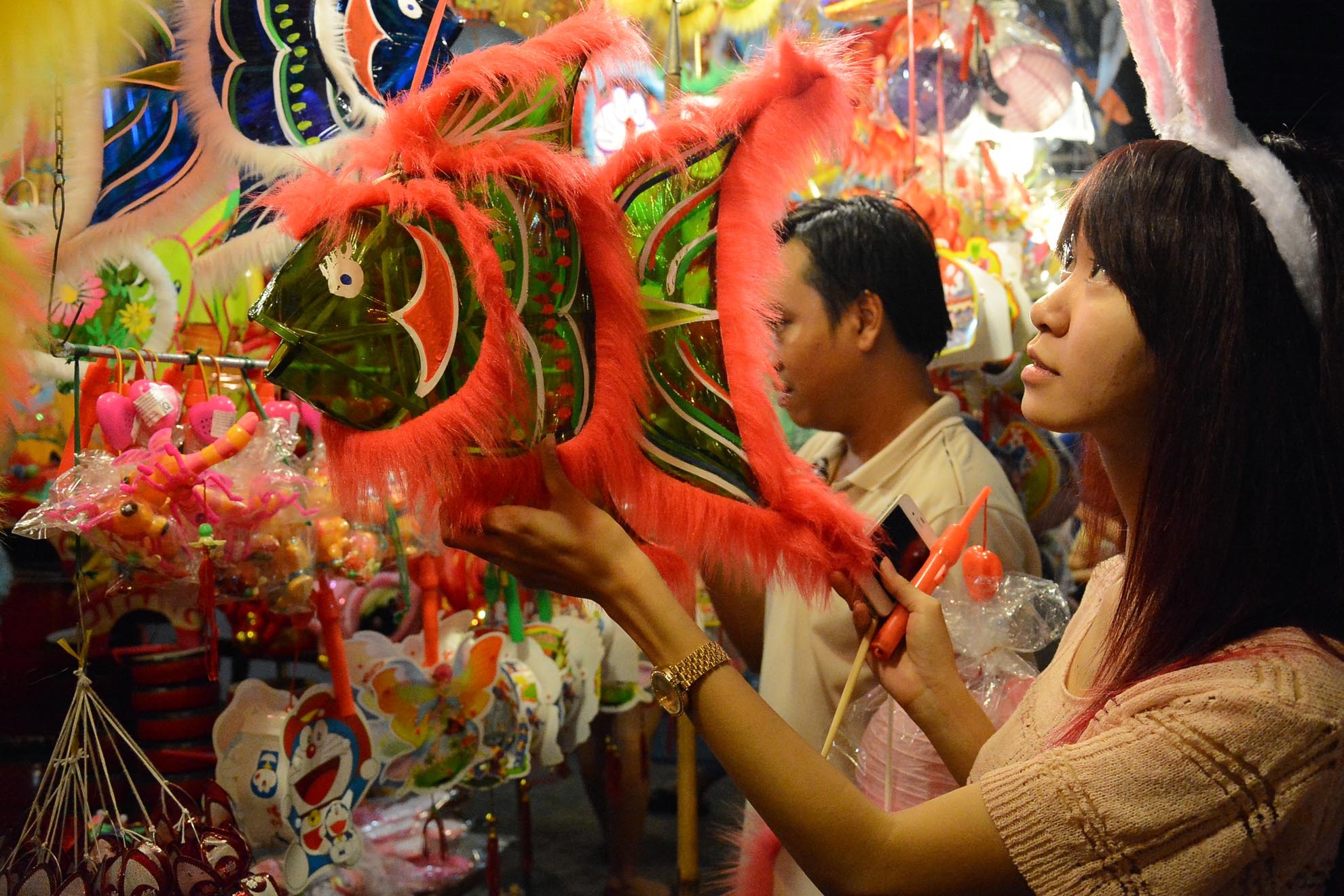 Lực lượng công an phường và dân phòng cũng tích cực đảm bảo tình hình an ninh trật tự xung quang khu phố lồng đèn để người dân vui chơi an toàn nhất. 