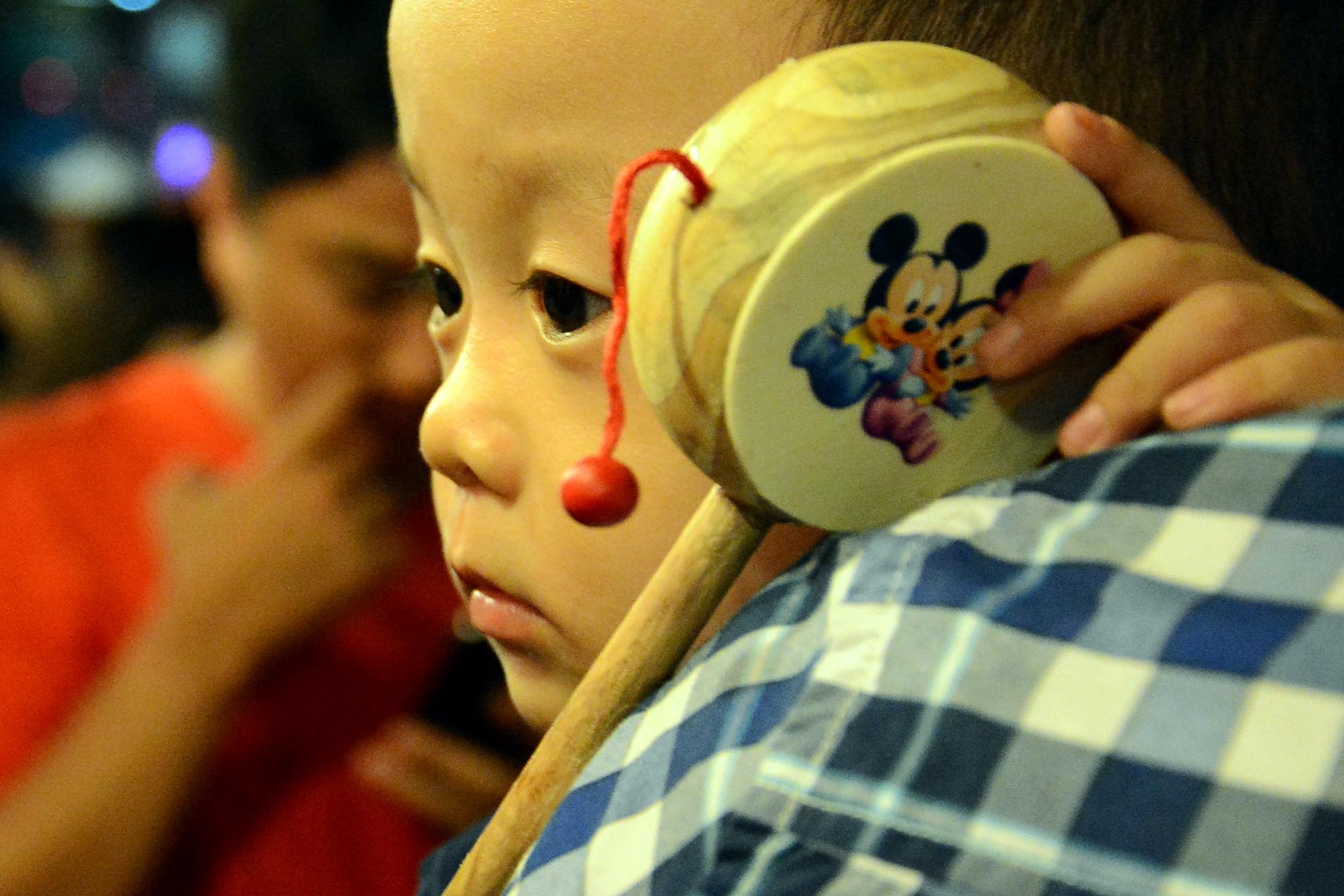 Các em bé rất thích thú khi được nhìn ngắm hàng ngàn chiếc lồng đèn treo lơ lửng.