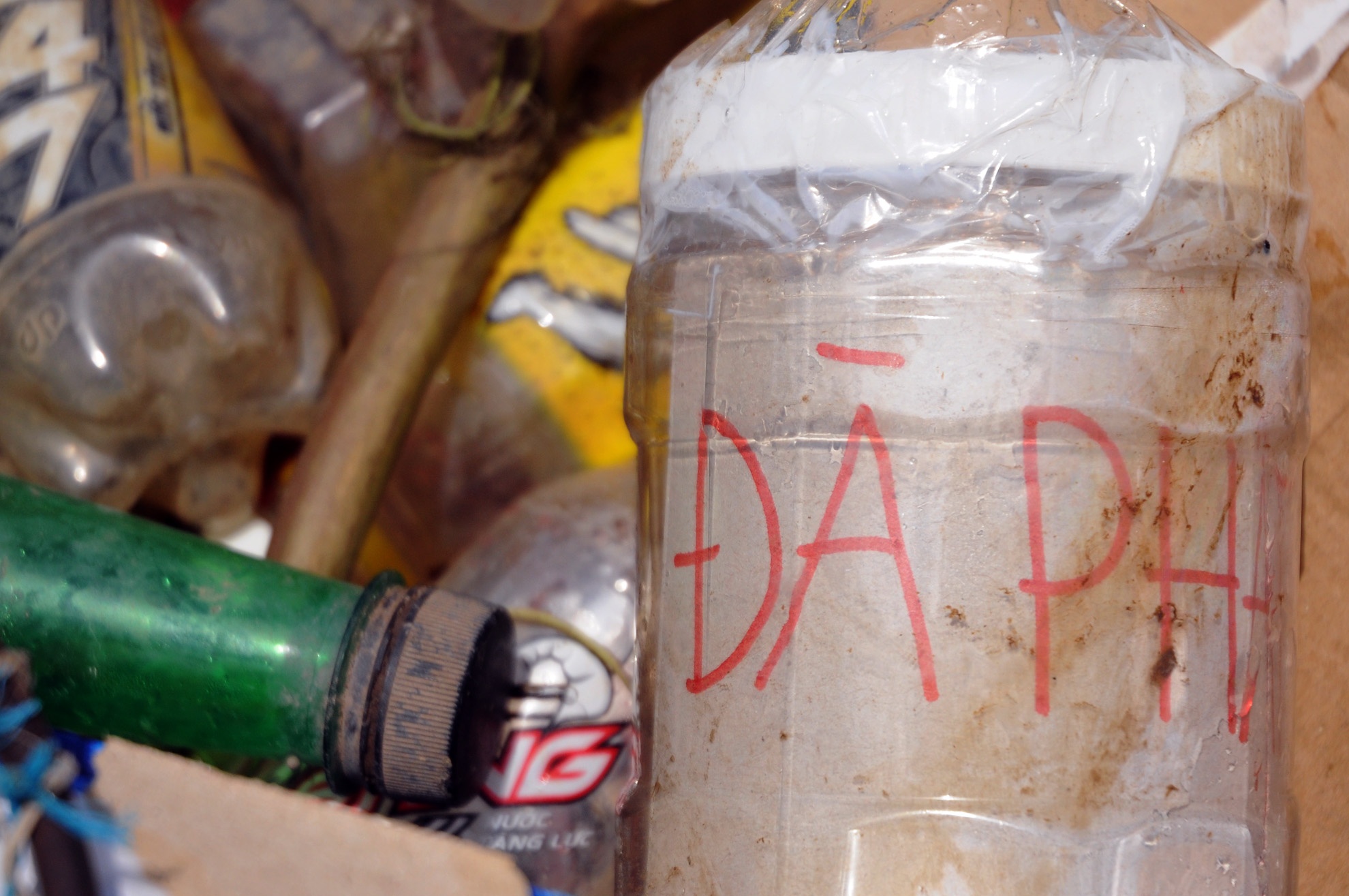 “Thu nhập của cái nghề này cũng bấp bênh, lúc nhặt được nhiều ve chai thì nhiều tiền, không thì không có đồng nào”. Bà Huệ cho hay.