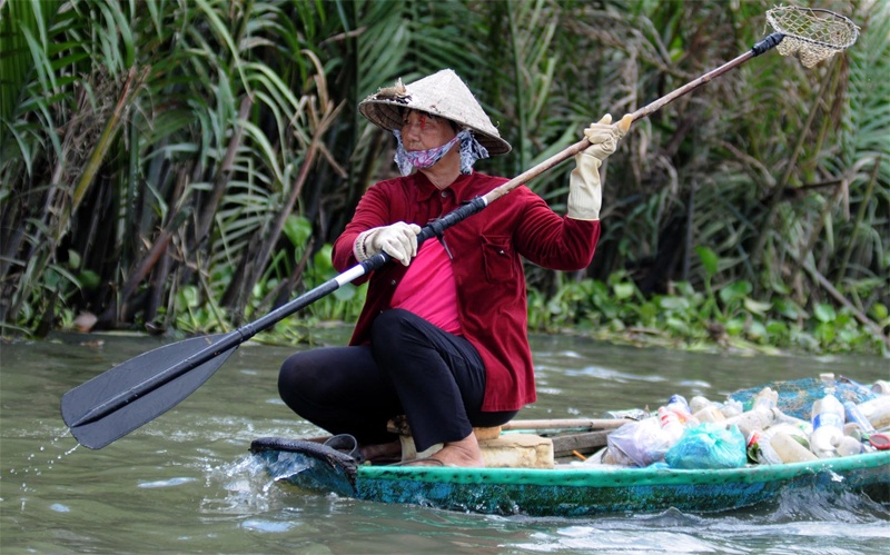 Ba lao bi ung thu luom ve chai tren song Sai Gon hinh anh