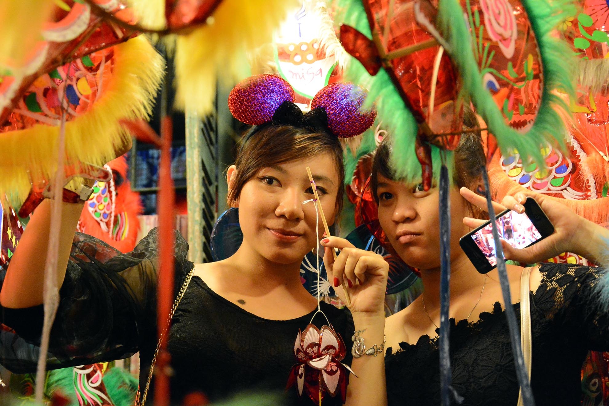 Nam thanh nu tu Sai thanh chen chan ve pho long den hinh anh