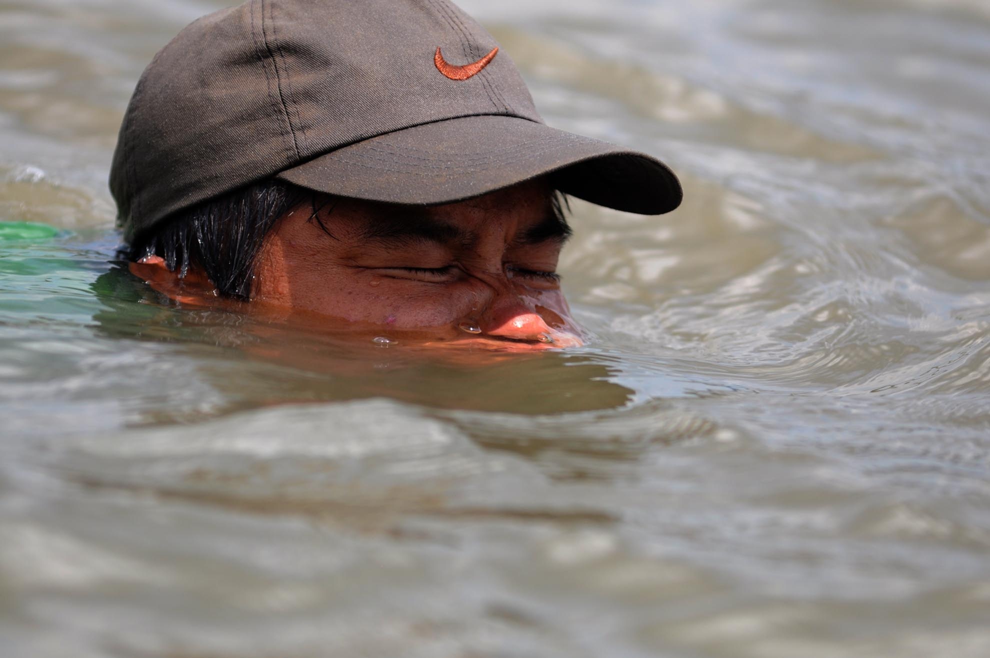 Lan ngup hang gio dai trun chi tren song Sai Gon hinh anh