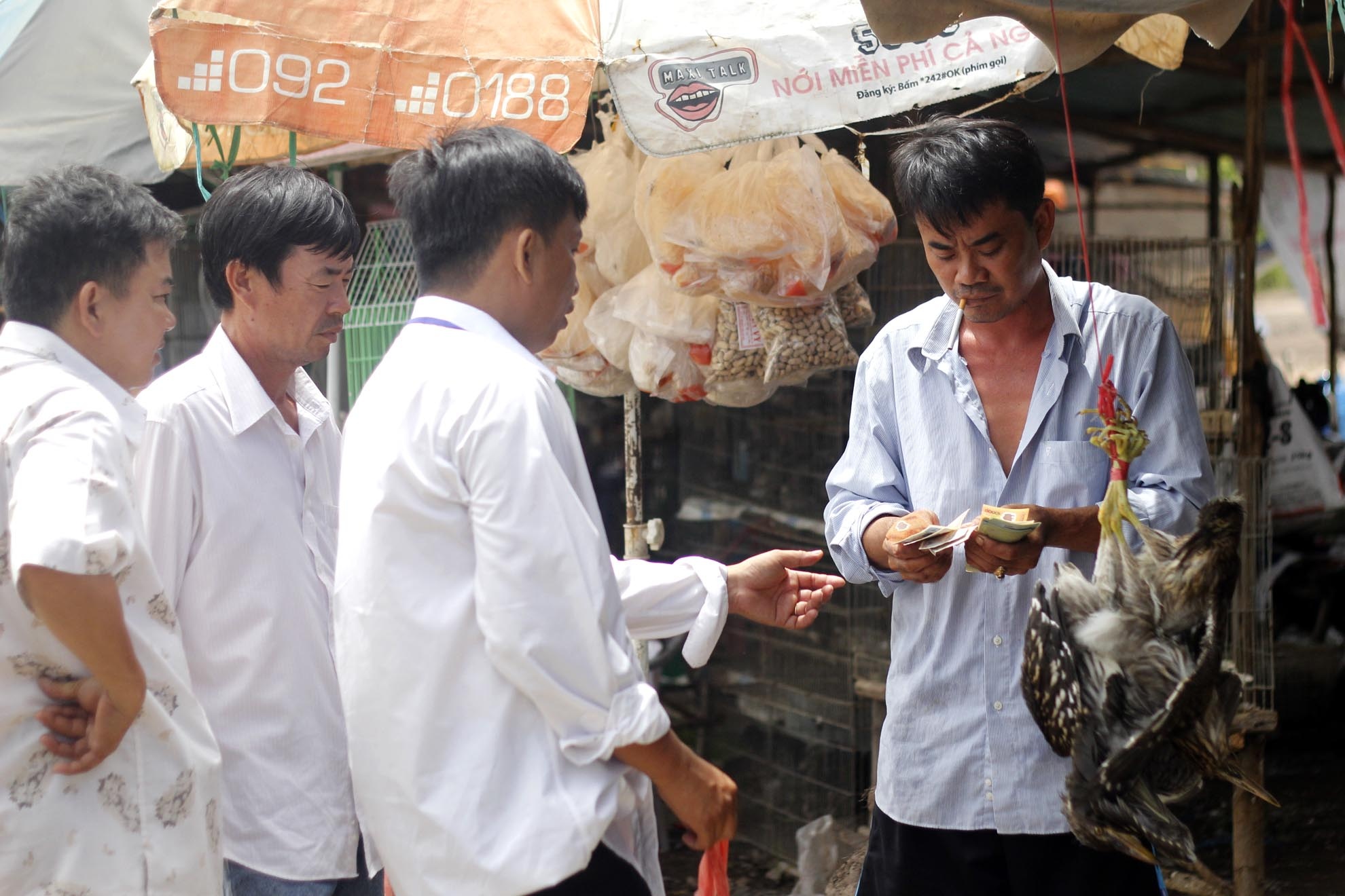 Thường thì các cuộc ngã giá rất nhanh và trong không khí vui vẻ cả người mua lẫn người bán do giá khá mềm.  Và tâm lý lâu lâu mới có một địp để thưởng thức đặc sản mùa nước nổi hoàn toàn tự nhiên.