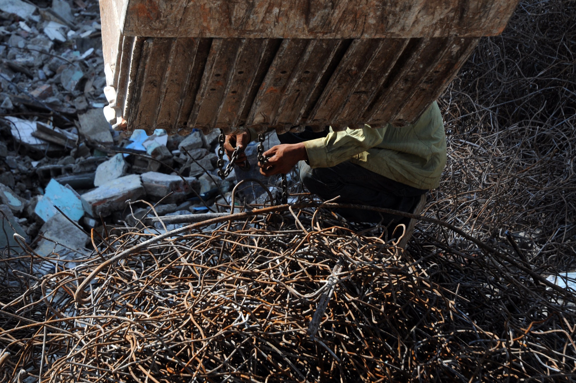 Dù vất vả là vậy, nhưng thu nhập của họ lại bấp bênh. Nhiều khi cả tháng trời không có lấy một công trình để làm.