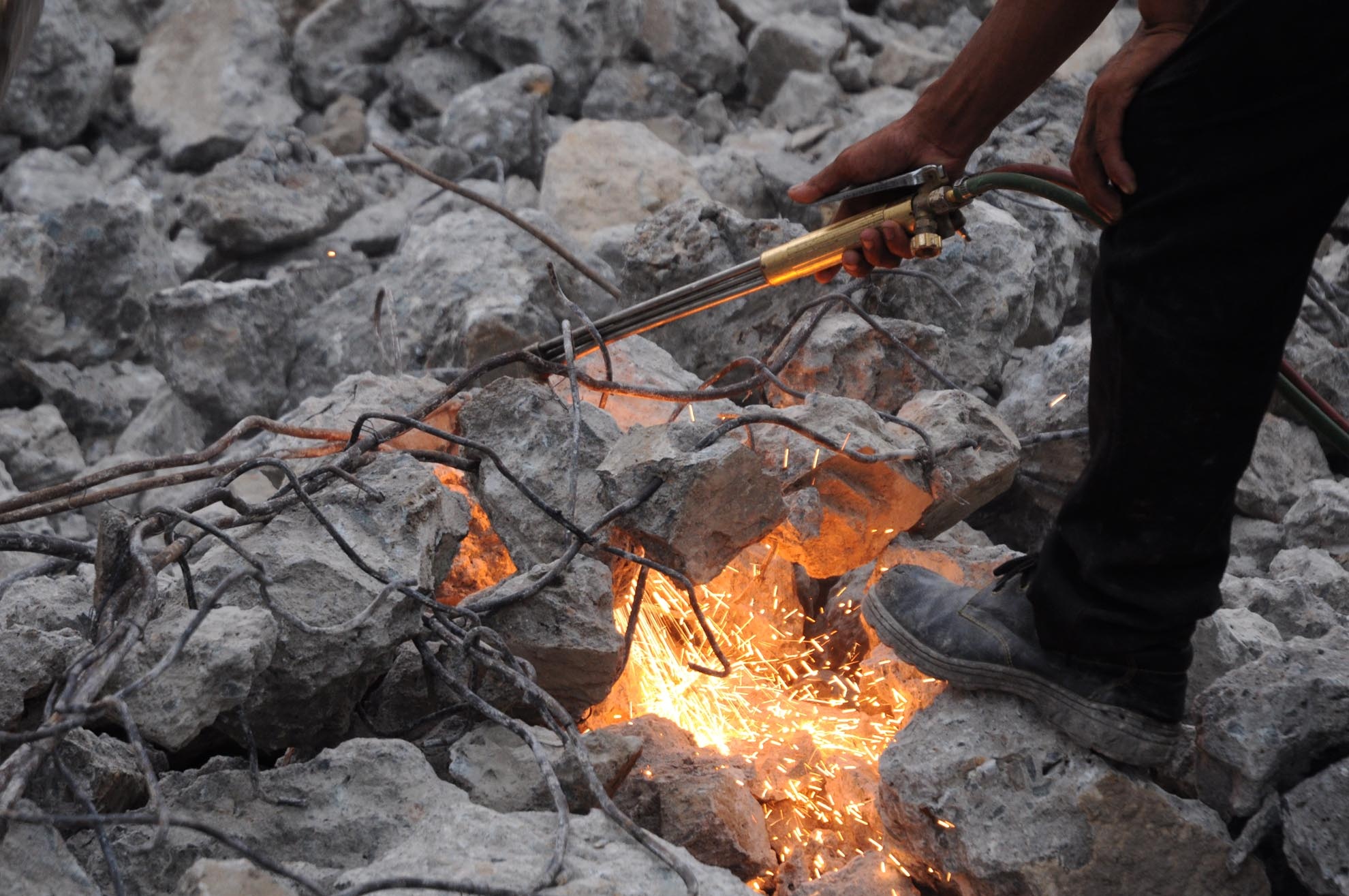 Những người làm nghề này chủ yếu lấy ngắn nuôi dài. Tranh thủ lúc còn trẻ, sung sức thì cố gắng làm việc nhiều để sau này lớn tuổi đi tìm một công việc nhàn hạ hơn để làm.
