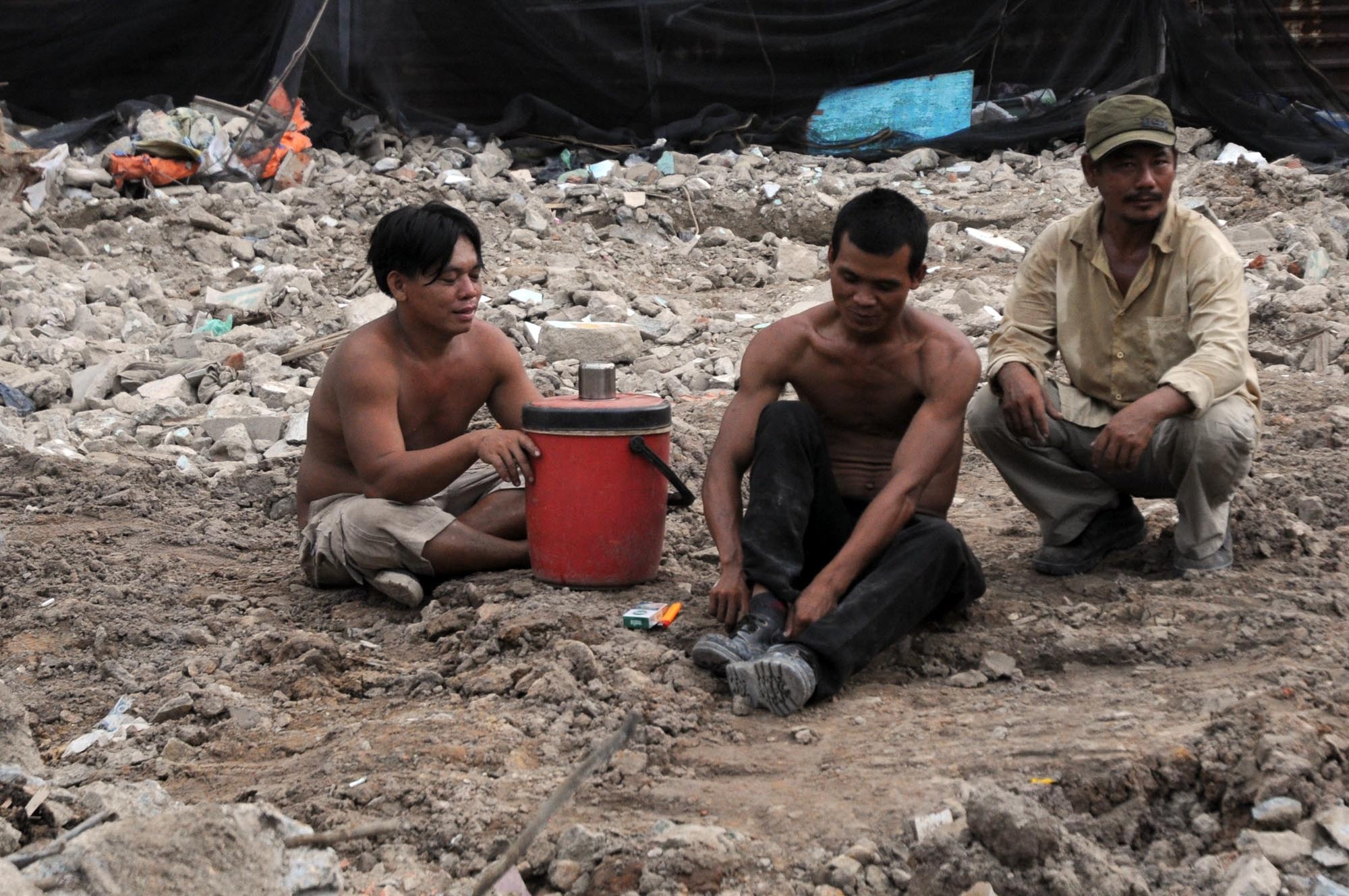 Có những người cả năm chạy khắp nơi để làm nghề. Lúc thì Sài Gòn, khi lại đi các tỉnh miền Tây nếu chủ mua thành công các công trình cũ.