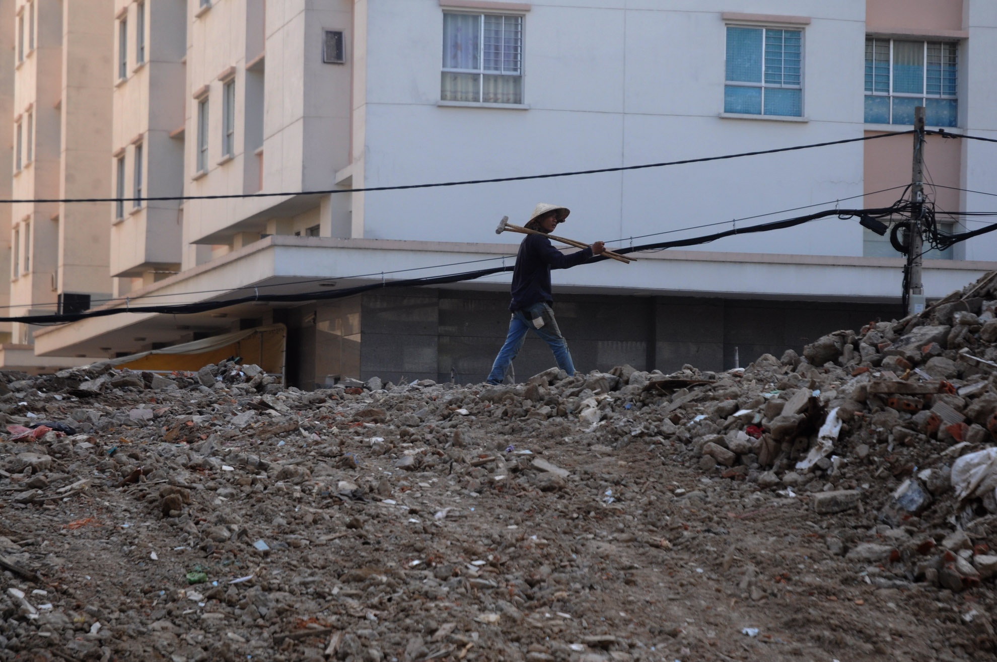 Họ đều là những lao động không có trình độ cao, chọn công việc nặng nhọc và nguy hiểm để kiếm sống. Trong ảnh: Anh Trịnh Tuấn Anh (25 tuổi, quê Đồng Tháp) đang “ăn xác nhà” ở một công trình quận 5.