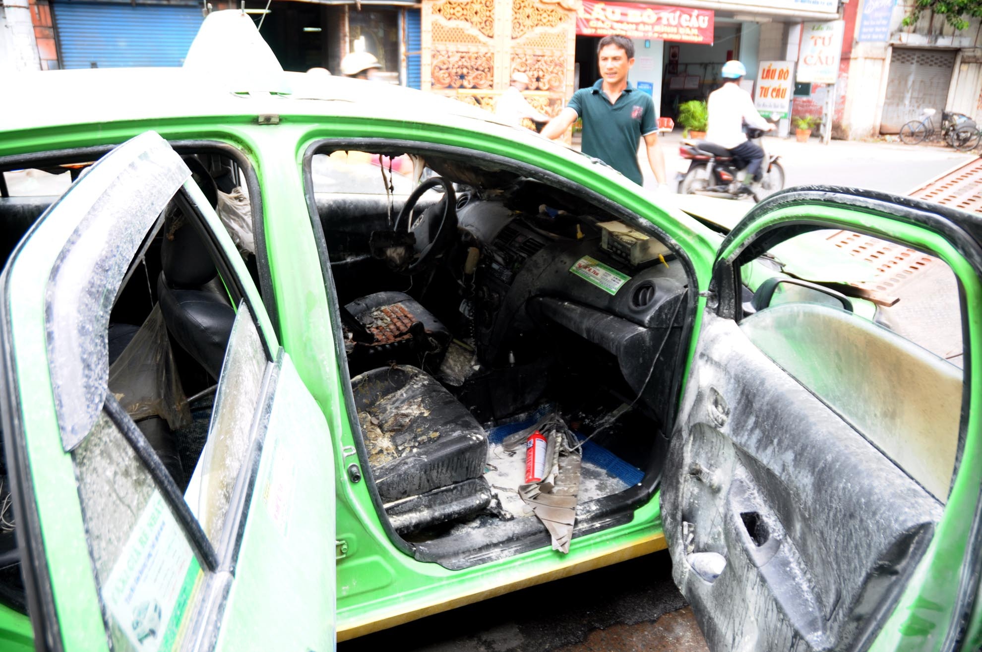 Khoảng 9 giờ ngày 9/9, chiếc xe taxi của hãng Hoàng Long mang BKS: 56M-0652 đang chạy trên đường Nguyễn Kiệm đoạn giao với đường Hồ Văn Huê ( phường 9, quận Phú Nhuận) thì bất ngờ bốc cháy.