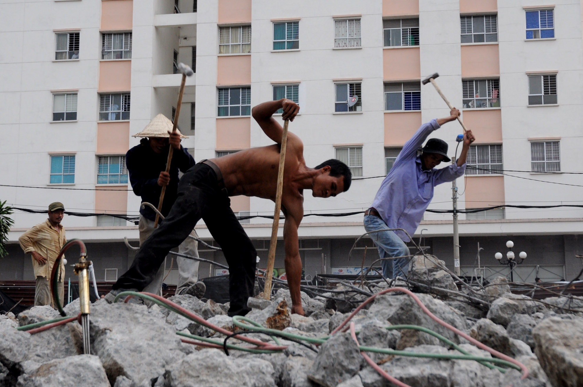 Những người làm nghề này, ít thì 5 năm, nhiều cũng đã vài chục năm gắn bó. 