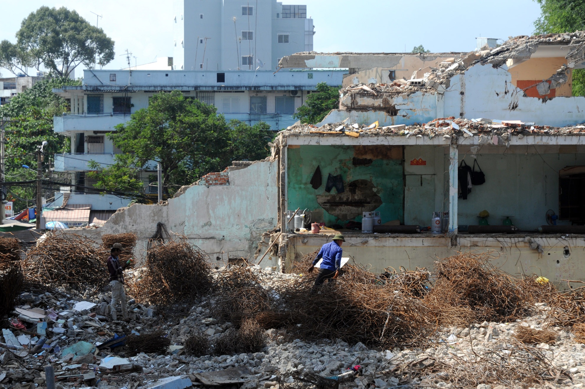 Thường thì họ chỉ là những người làm thuê cho chủ. Sau khi chủ mua thành công một ngôi nhà cũ, họ có nhiệm vụ đập hết lớp xi măng để lấy sắt.