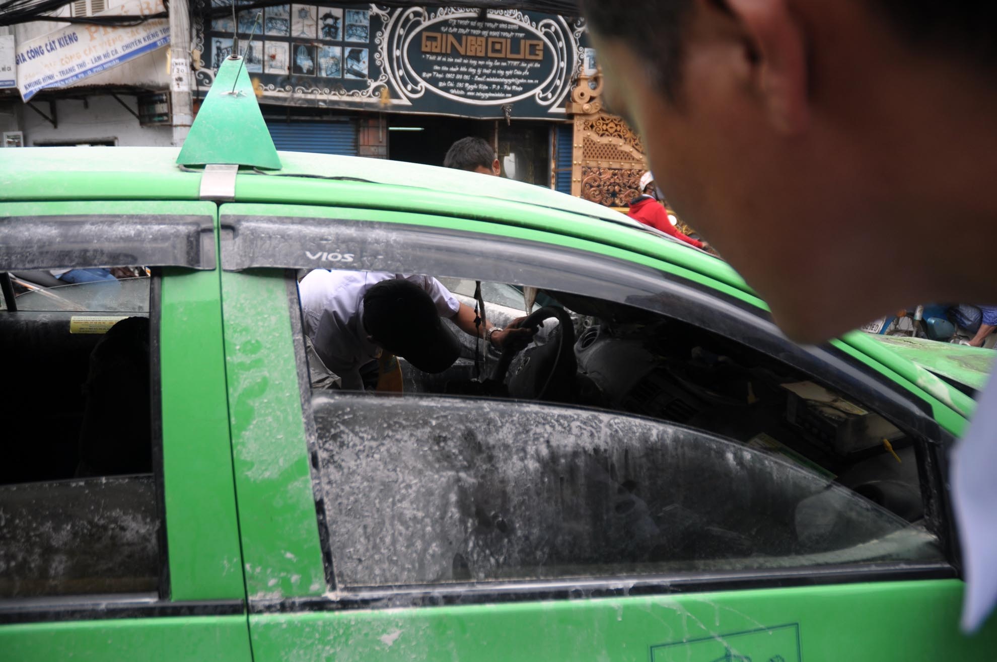 Sau khi xảy ra sự cố, tài xế cùng người dân dùng nước để dập lửa tạm thời. Đồng thời, gọi điện báo cho lực lượng chức năng đến giải quyết.