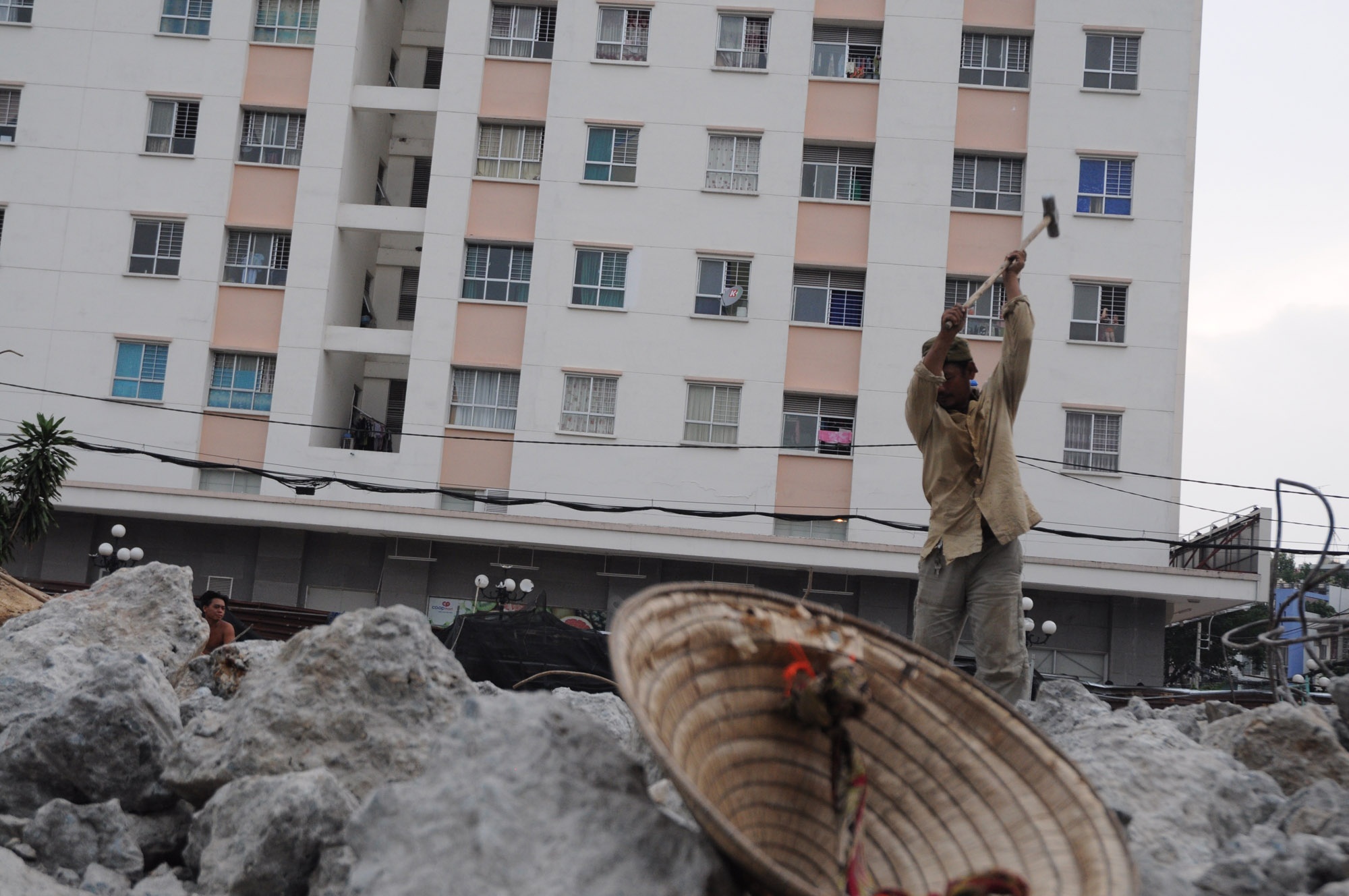 Anh Trương Văn Nhao (43 tuổi) đã có hơn 15 năm làm nghề phá dỡ nhà.