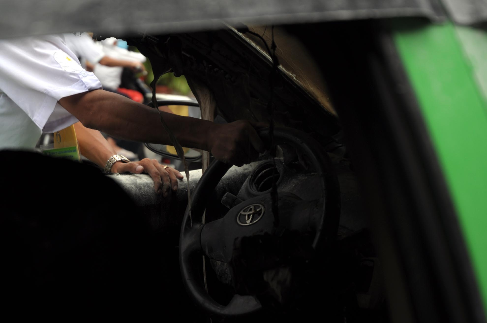 Nhận được tin báo, Lực lượng PCCC Q. Bình Thạnh  đã huy động 1 xe cứu hỏa đến hiện trường. Công an phường 9 (quận Phú Nhuận) cùng người dân dùng bình chữa cháy mini dập tắt lửa.