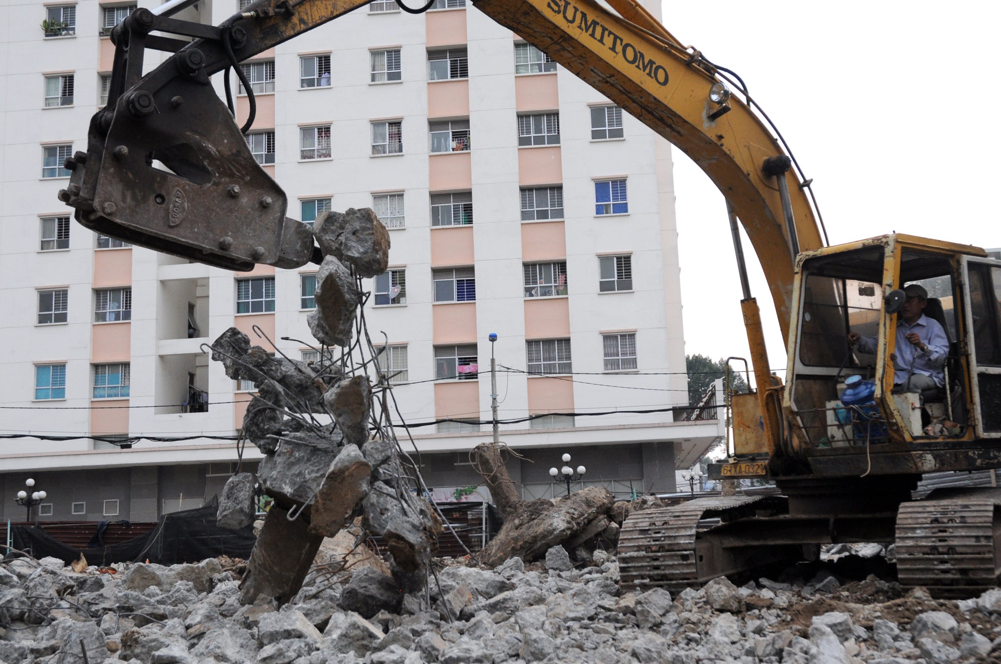 Những người thợ sẽ dùng búa để đập bỏ các tụ xi măng phía ngoài để lấy lõi sắt. Tuy nhiên, có nhiều công trình kiên cố phải nhờ đến máy móc mới xử lý được.