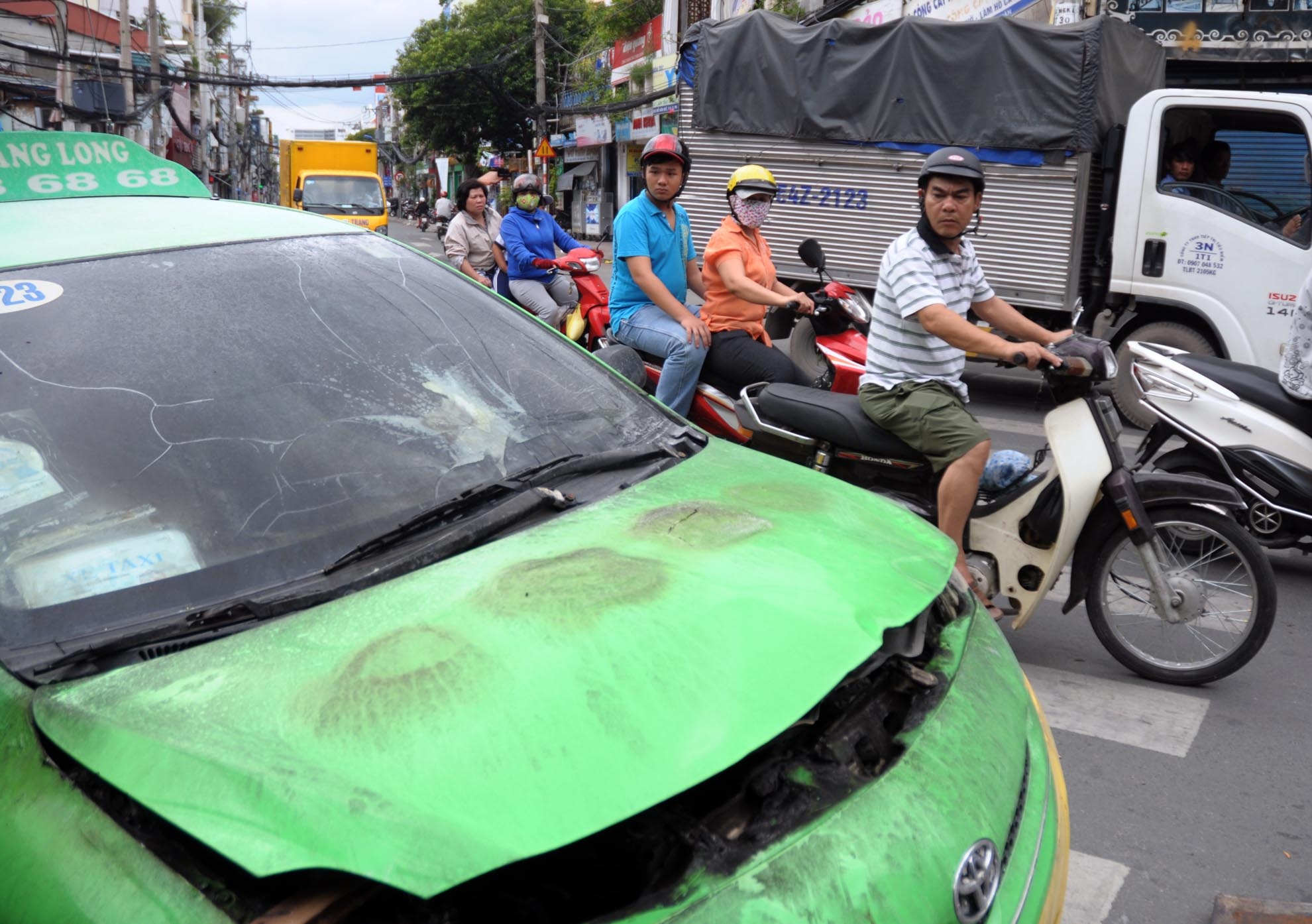 Vụ việc xảy ra thu hút nhiều người đi đường hiếu kỳ dừng lại theo dõi, khiến đoạn đường Nguyễn Kiệm bị kẹt xe hàng dài. ảnh 6: Vụ việc xảy ra khiến tài xế, hành khách cùng người dân một phen hốt hoảng vì sợ lửa bén tới thùng xăng xe gây cháy nổ.