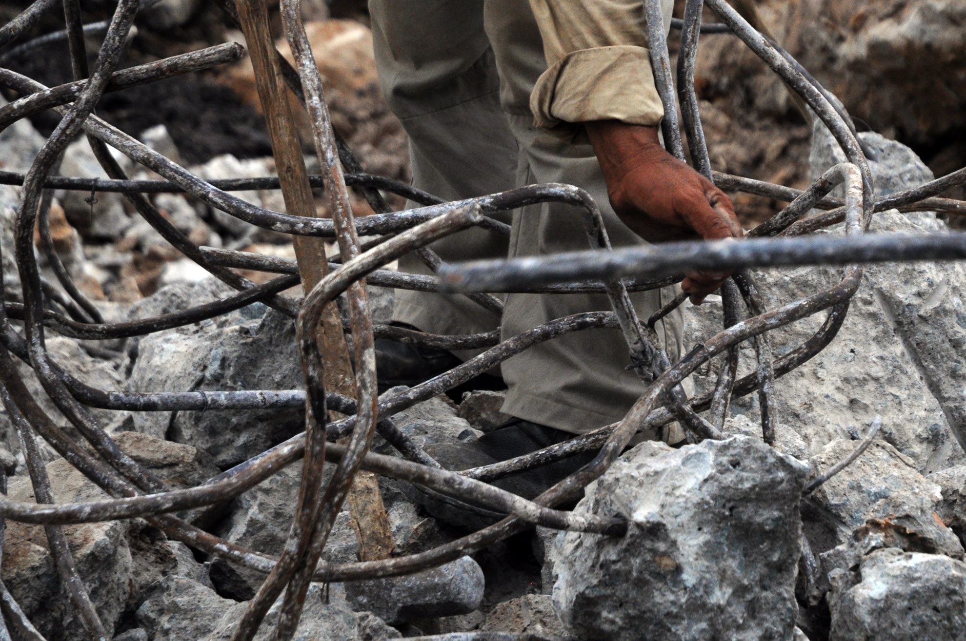 Sau khi đập bỏ xi măng để lấy sắt, những người thợ sẽ phân loại số sắt ra để dễ bán. Thường thì có hai loại sắt là sắt cỡ nhỏ và cỡ lớn.