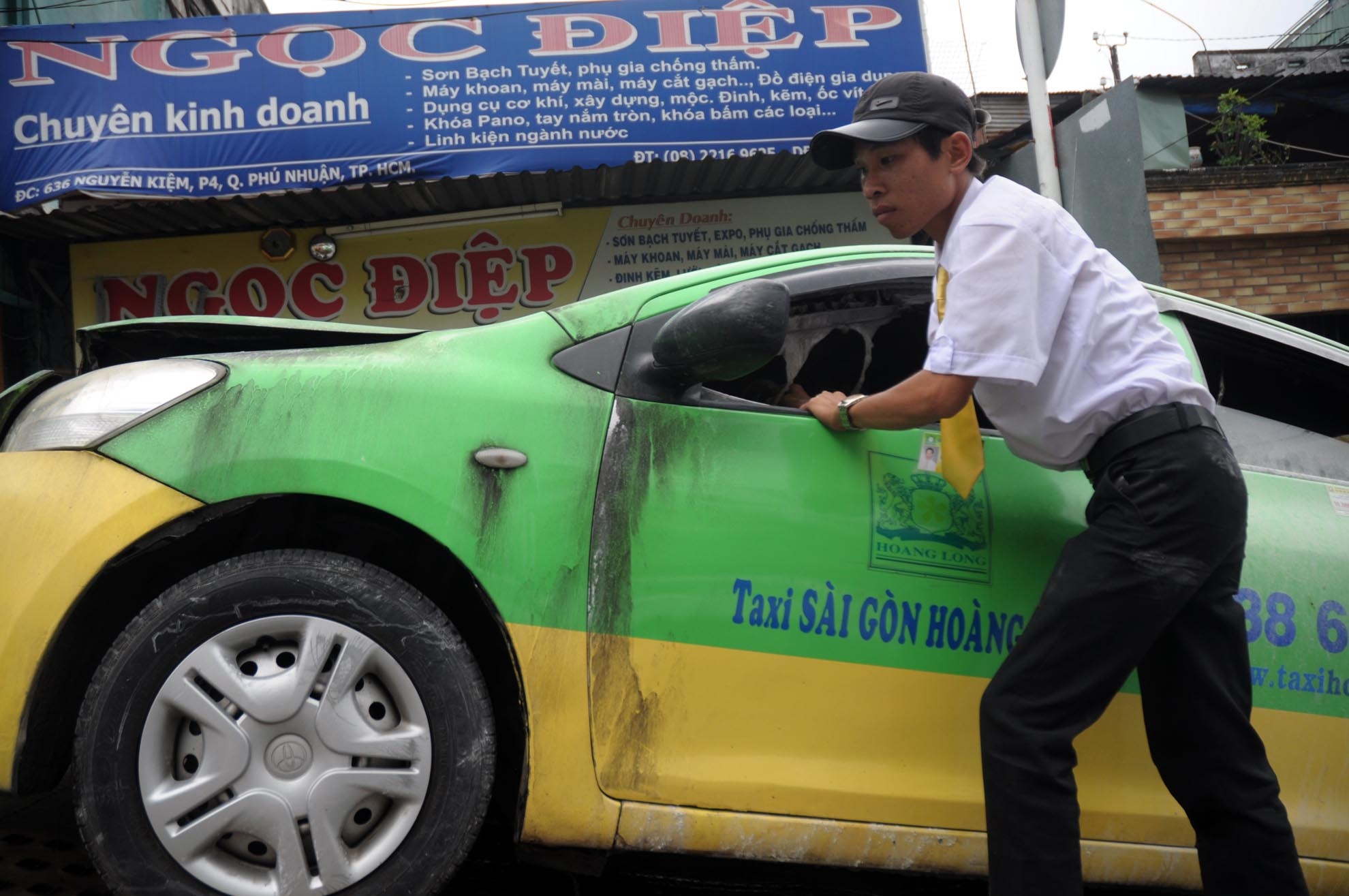 Taxi boc chay o TP.HCM, hanh khach mo cua chay thuc mang hinh anh