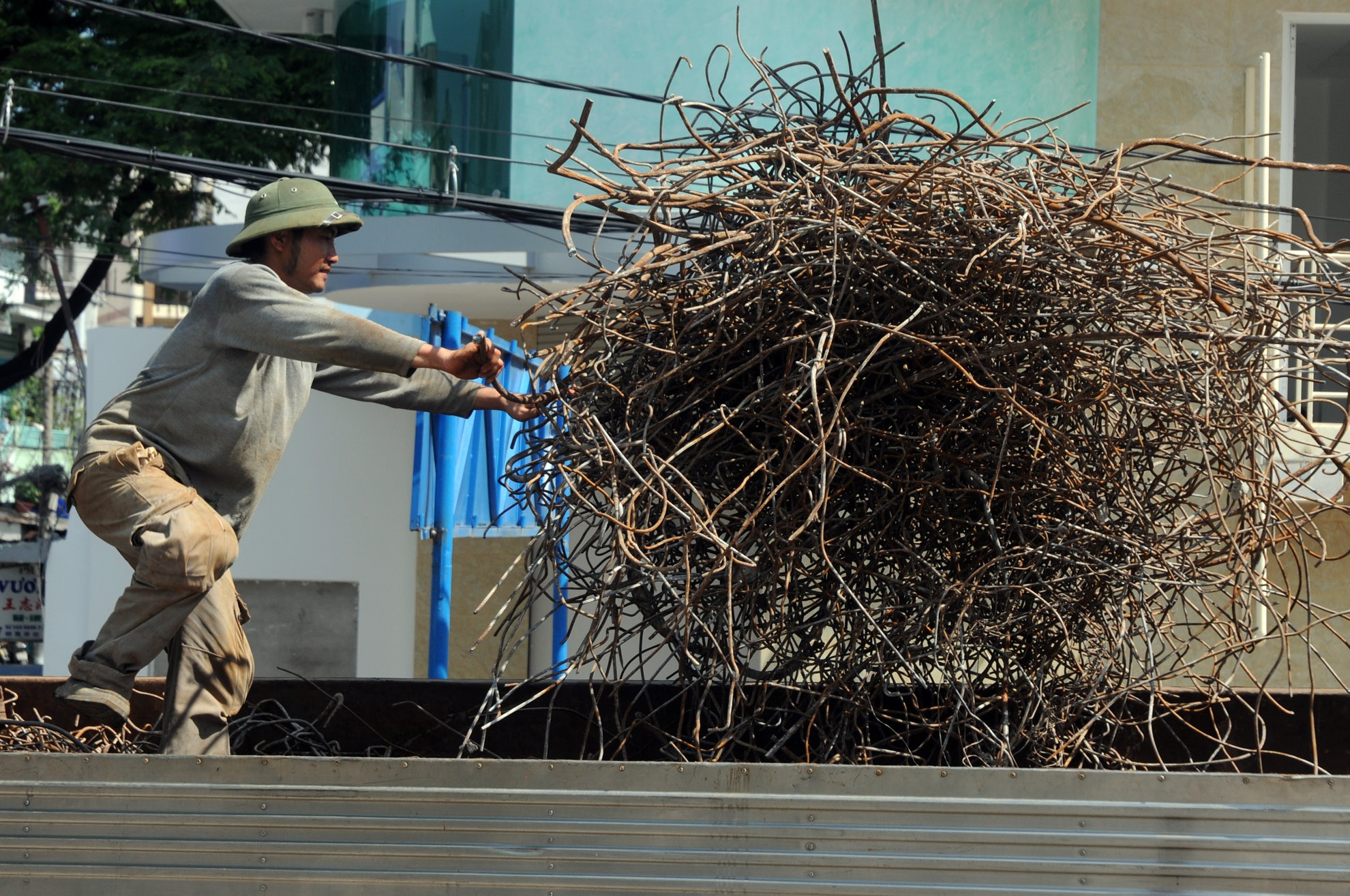 Sắt cỡ lớn thường bán với giá 8.000 đồng/kg, sắt cỡ nhỏ thì chỉ bán được với giá 6.000 đồng/kg.
