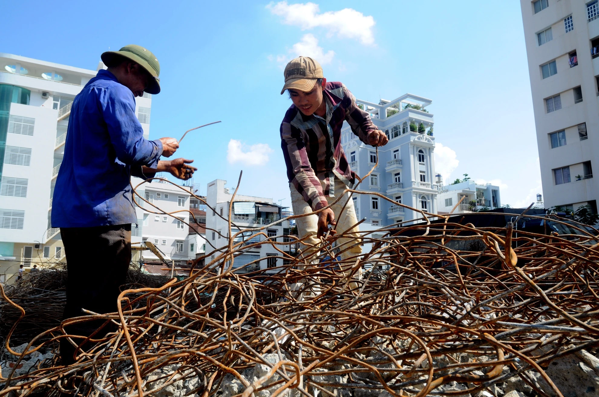Tuy nhiên, họ đều phải đối mặt với nhiều nguy hiểm khi làm việc trong môi trường độc hại, đầy rẫy những tai nạn chờ chực.