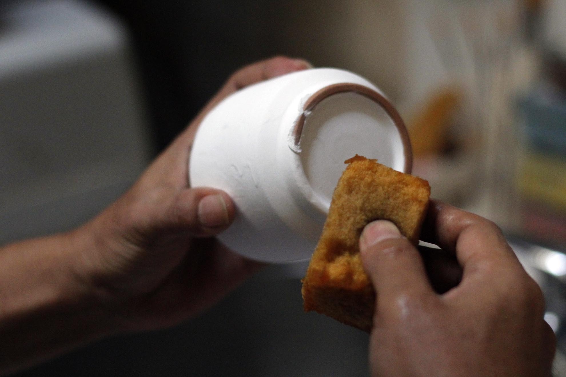 Công đoạn tráng men là một bước rất quan trọng để sản phẩm được lên màu bóng đẹp và bảo quản màu được bền lâu. Có rất nhiều phương pháp tráng men, nhưng phương pháp đơn giản nhất là nhúng trọn sản phẩm vào men, sau đó sẽ xử lý mặt đáy.