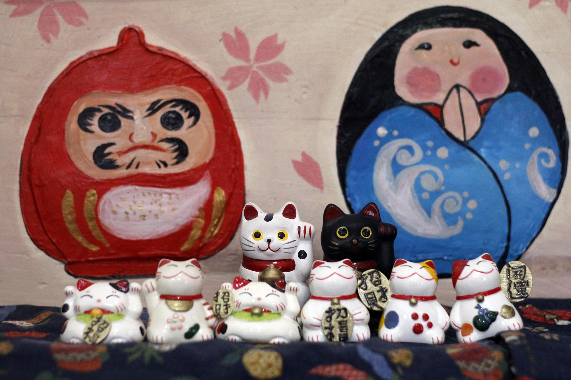 Các sản phẩm rất đa dạng từ bình hoa, ly, tách ấm, đến cả những sản phẩm tạo hình vui nhộn mang đậm nét đặc trưng văn hóa Nhật Bản. Nghệ nhân Tomizawa luôn có mơ ước sẽ gắn kết châu Á và châu Âu cùng nhau. Ông chia sẻ: Làm gốm rất cần sự nhẫn nại, kiên trì, khéo tay của người thợ đó là một đực tính quý của người Việt Nam và qua những sản phẩm gốm này những điều tốt đẹp đó sẽ lan rộng khắp thế giới.