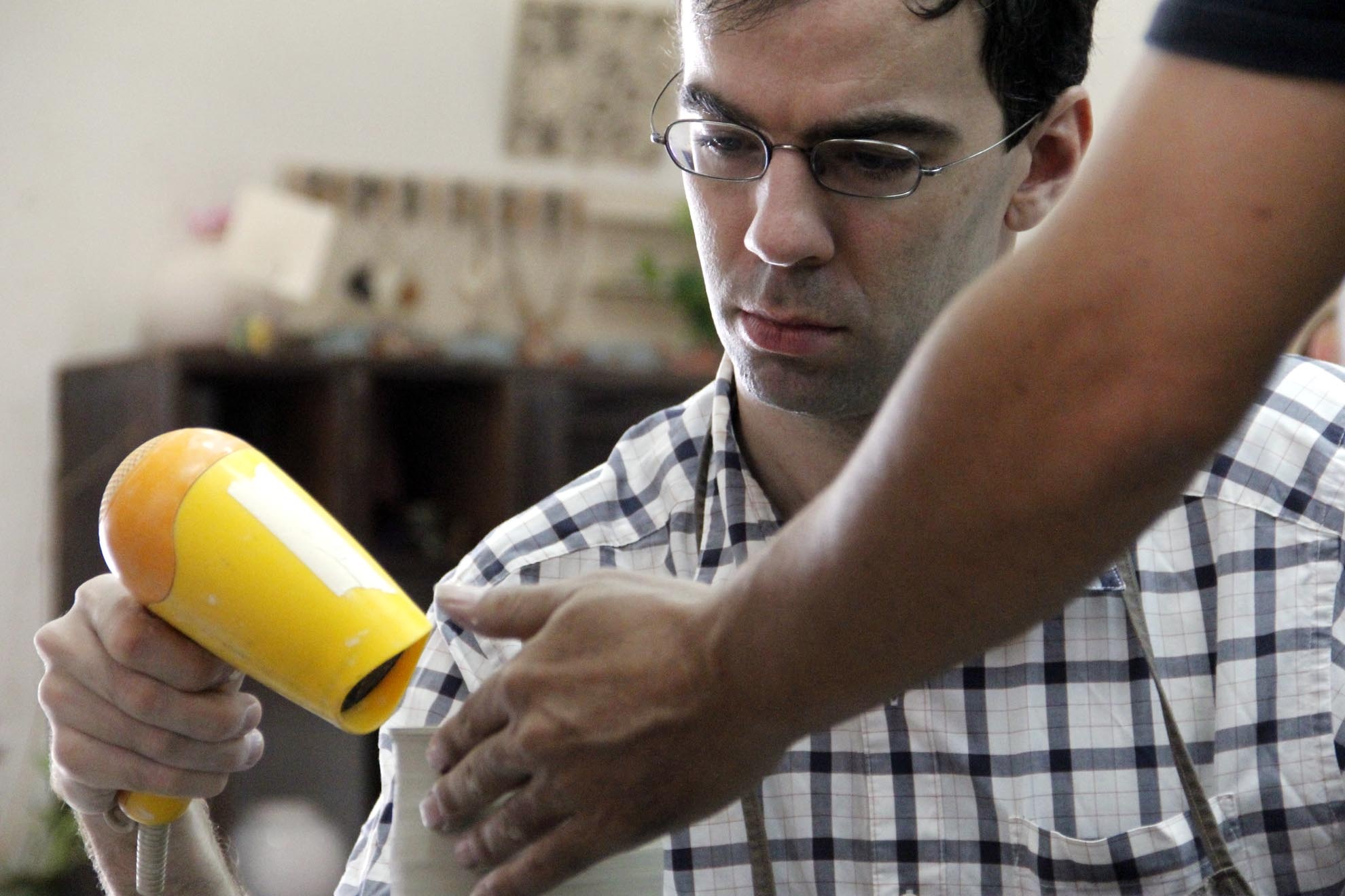 Để làm gốm đòi hỏi sự kiên nhẫn và khéo léo cao.Các công đoạn nhồi đất, tạo hình, sấy khô, tráng men, nung đều phải thực hiện tỉ mỉ.