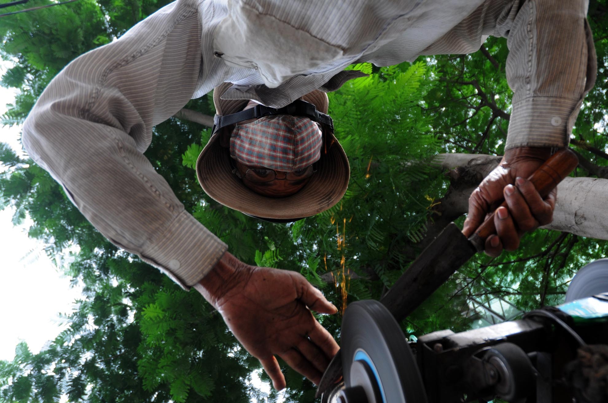 Ông Võ Văn Thanh (68 tuổi, quê Bình Định) đã làm nghề mài dao kéo hơn 5 năm nay ở Sài Gòn.