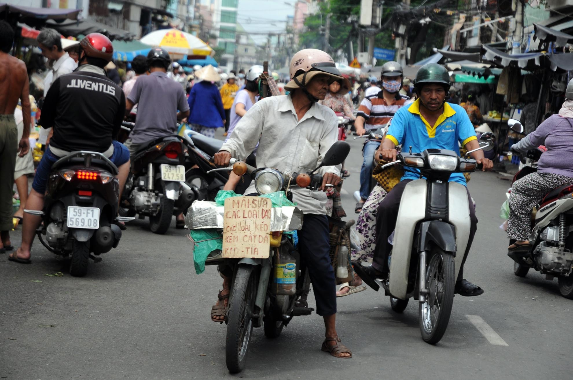 Hàng ngày, ông Thanh đi đến các khu chợ, khu dân cư ở khu vực quận 1,4,8… để mài dao kéo cho những tiểu thương buôn bán, hộ dân cư.