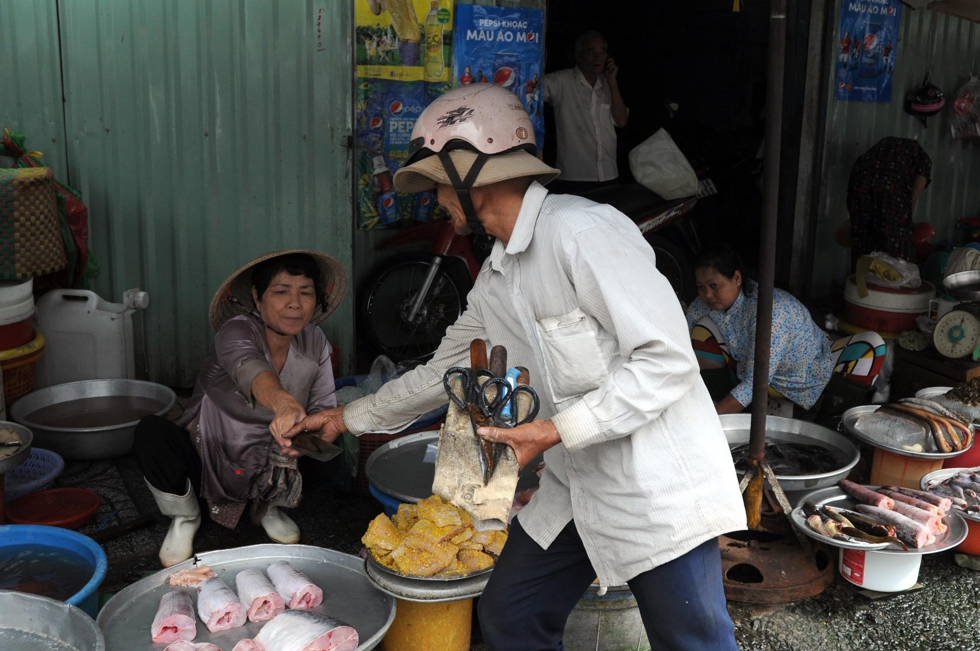 Đã có hơn 5 năm làm nghề, nên ông Thanh thường có những mối “ruột” của mình. “Ngày đầu mới làm nghề, tôi thường dạo xung quanh các khu chợ để tìm khách hàng. Lâu dần, người ta quen với mình nên chỉ tin tưởng để mình làm dao kéo”. Ông Thanh chia sẻ về nghề.