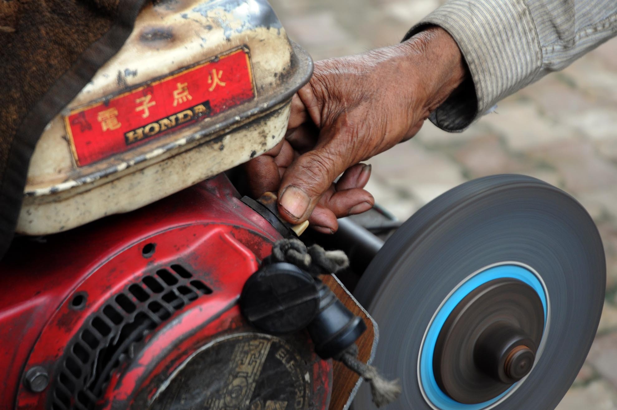 Mỗi ngày, ông Thanh đi làm từ 7h sáng đến 6h chiều mới về tới nhà. Tuy nhiên, nhiều hôm khách đưa dao kéo nhiều thì ông phải tranh thủ làm cả ban đêm.