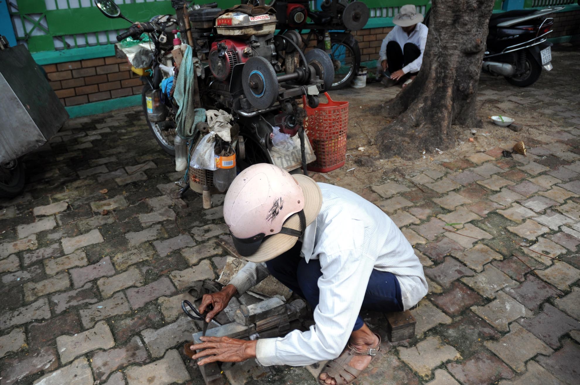 Những người thợ mài dao kéo thường tập trung vào khu chợ đông đúc. Tuy nhiên, mỗi người sẽ có “mối” riêng cho mình nên không sợ cảnh tranh giành khách của nhau.