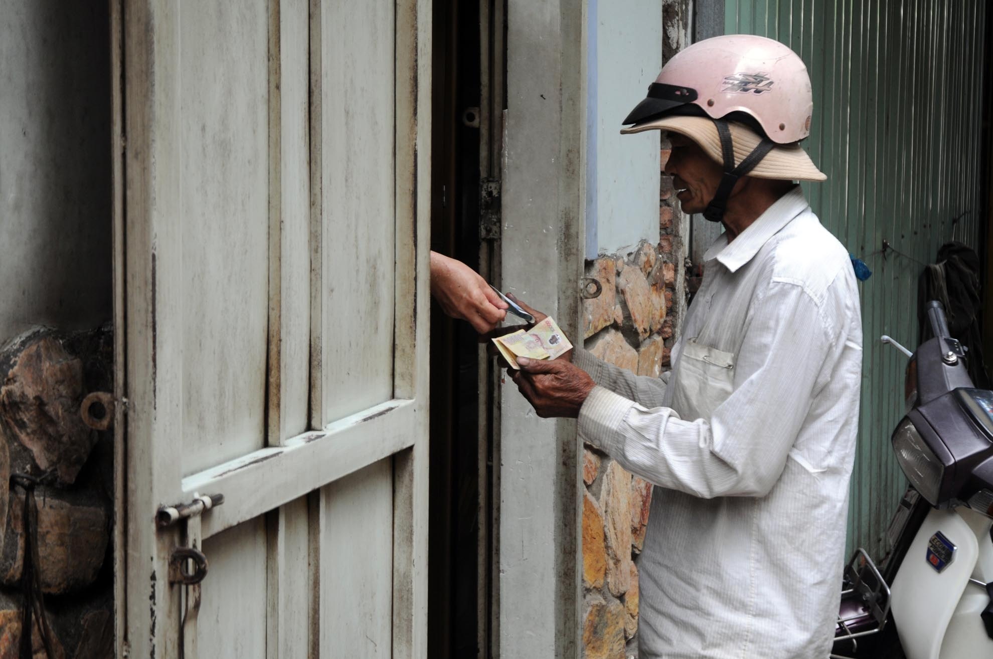 Mỗi ngày, ông Thanh kiếm được khoảng 200.000 đồng từ nghề mài dao kéo dạo. Số tiền ấy, ông gửi về cho vợ mua thuốc chữa bệnh ở quê.