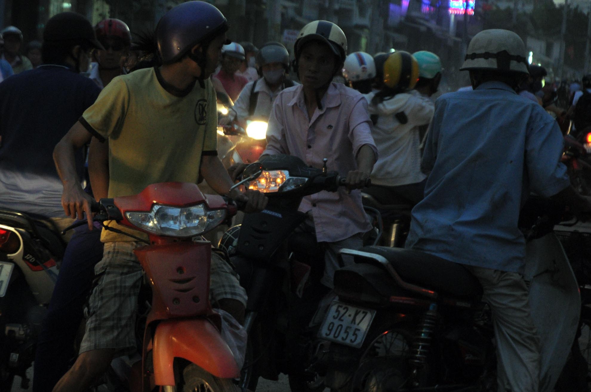 Người đi đường giành nhau đi, xảy ra và chạm và càng tình trạng trở nên hỗn loạn hơn.