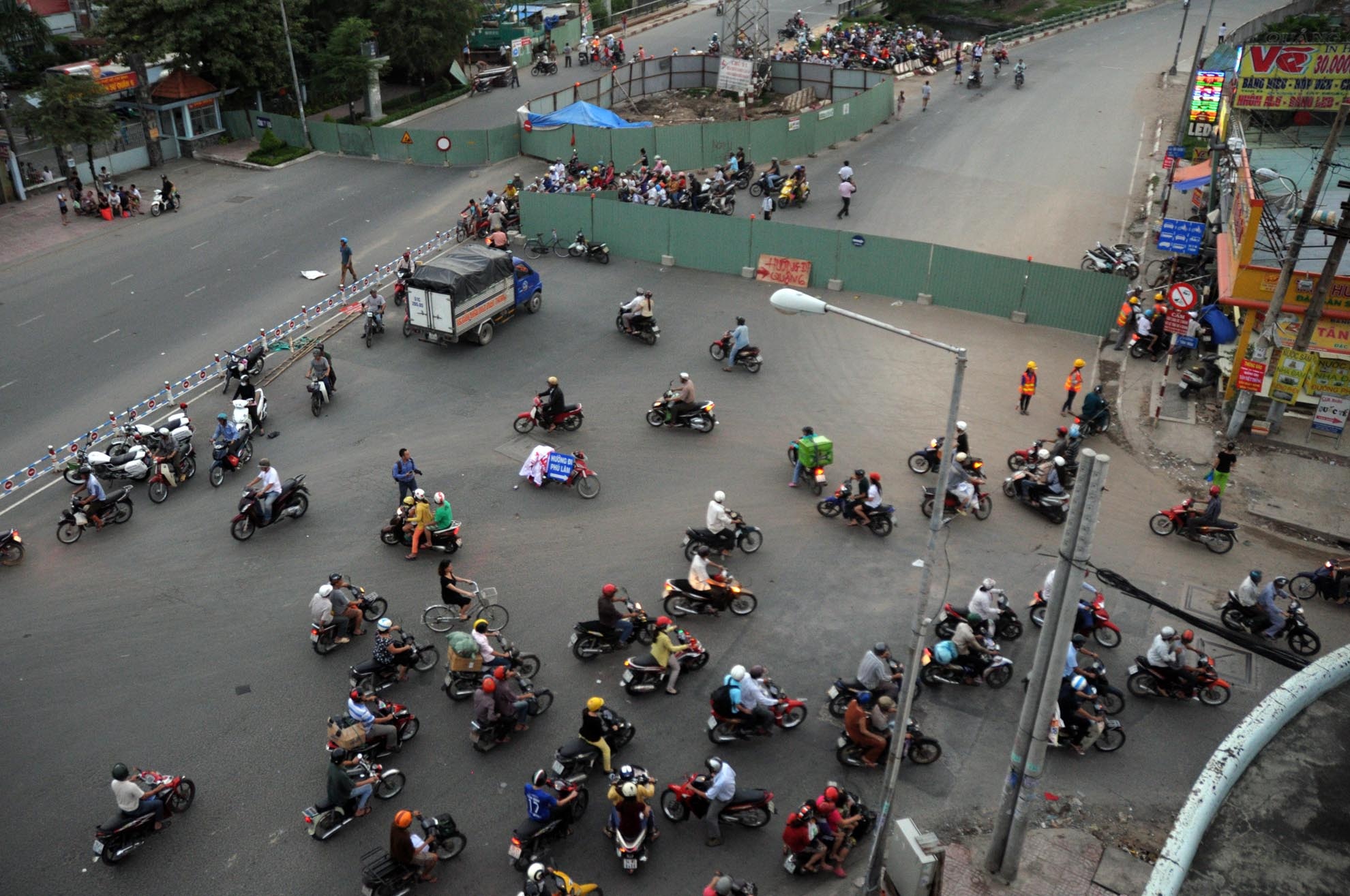 Đội thi công cầu ông Buông 1 và 2 đã rào chắn không cho phương tiện lưu thông qua đây để thi công, xây mới.