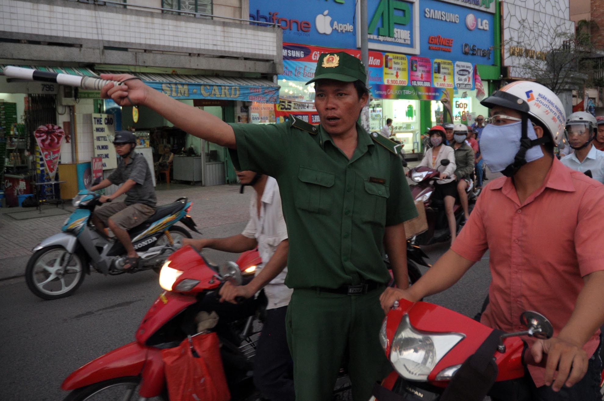 Vì rào chắn cầu đột ngột, không thông báo trước, lại đúng vào giờ cao điểm nên tình trạng tắc nghẽn giao thông đã diễn ra quanh khu vực. Nhiều người dân phải nhờ sự chỉ dẫn của lực lượng chức năng để đi đường vòng.