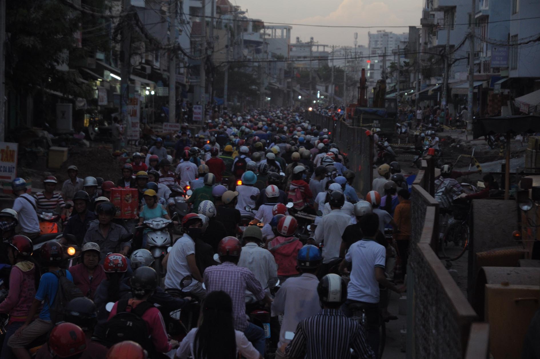 Tình trạng kẹt xe xảy ra trên diện rộng toàn khu vực quận 6. Một số tuyến đường kẹt nặng, như đường Tân Hóa, Hồng Bàng, Hậu Giang…