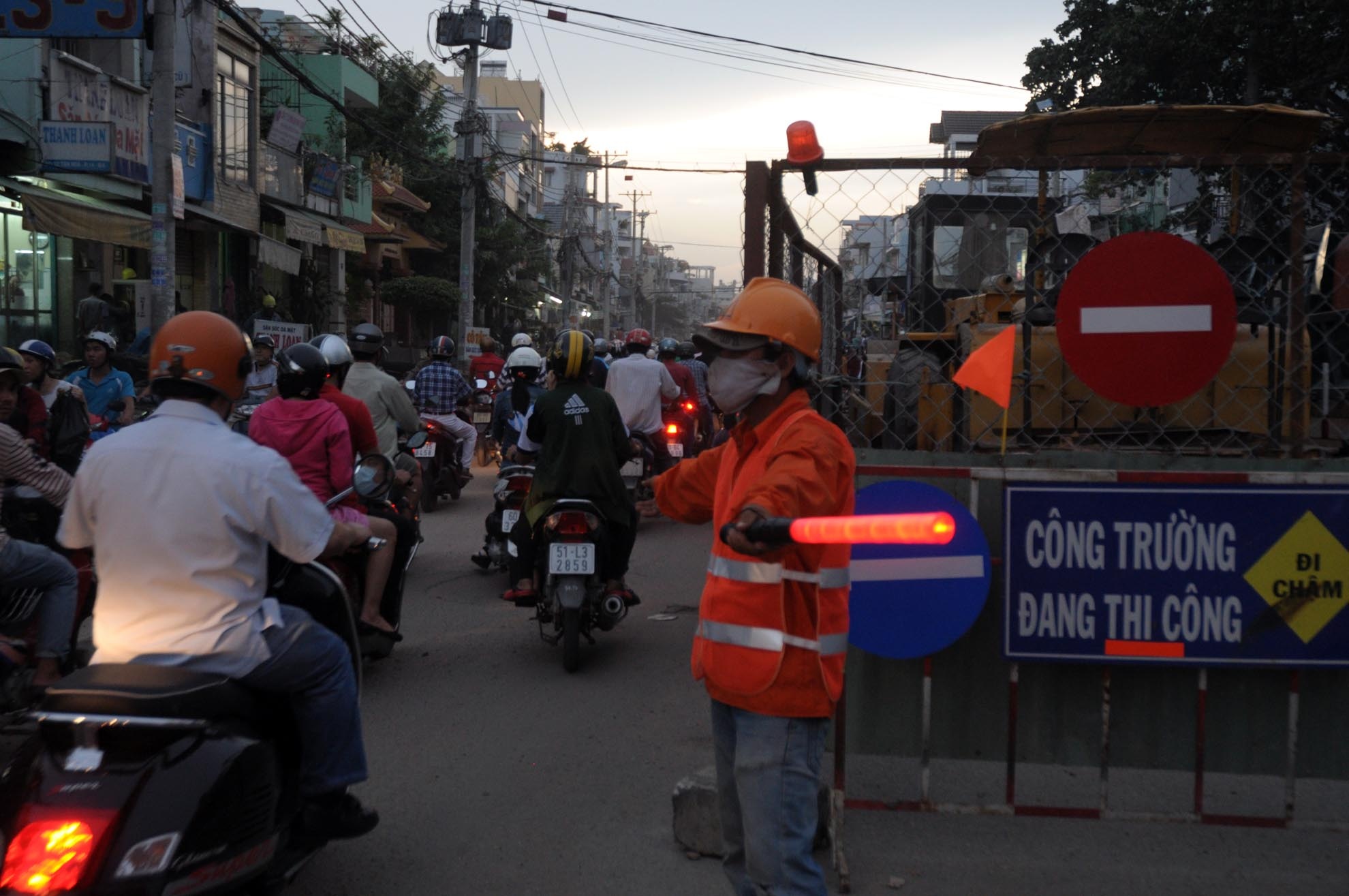 Đoạn đường này cũng đang thi công nhiều công trình, công nhân ở các công trình được cắt cử ra để hỗ trợ người tham gia giao thông.