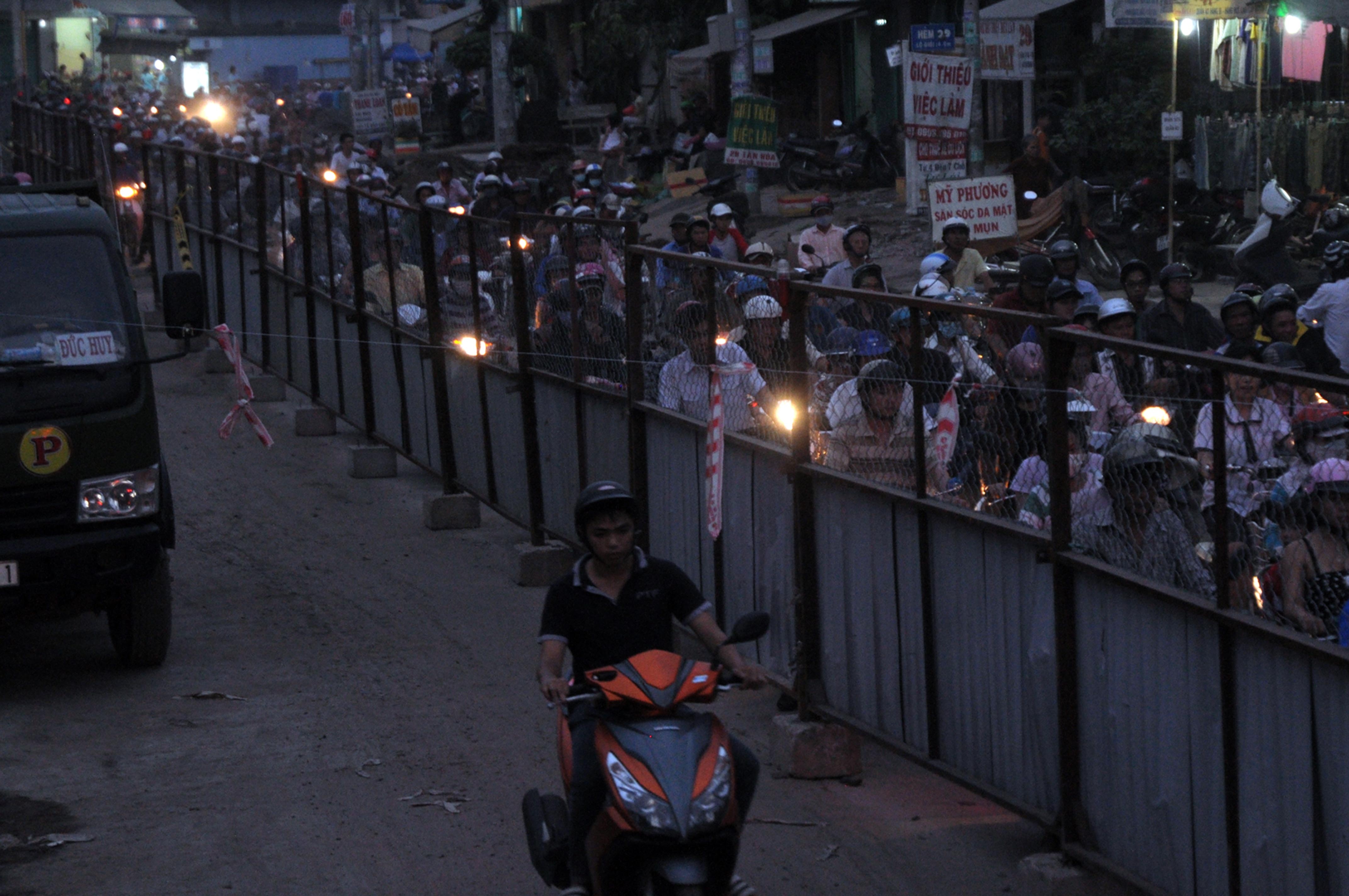 Nhiều người tìm cách len lõi vào khu vực công trình để tránh tình trạng kẹt xe.