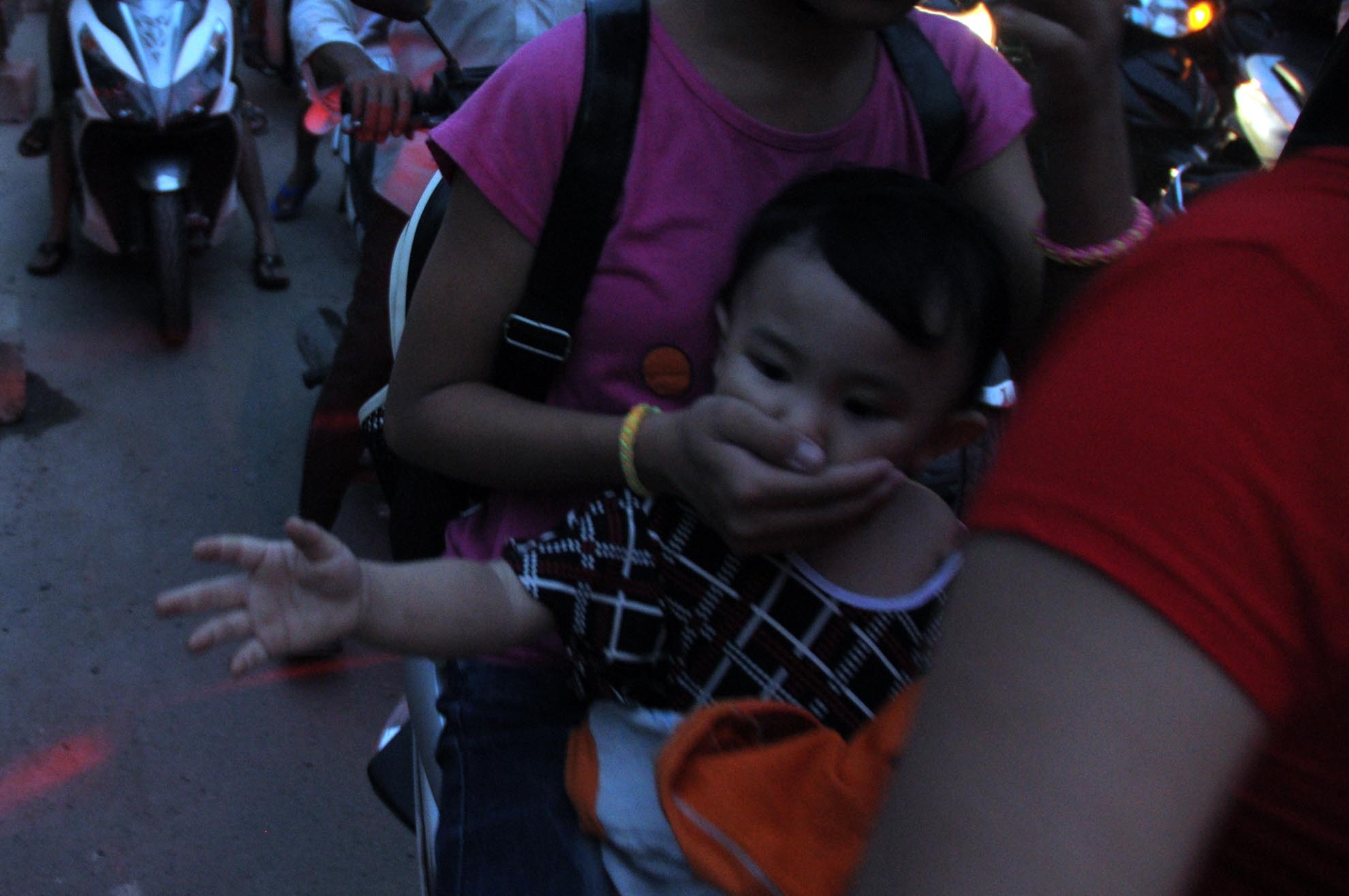 Do đang trong quá trình thi công, nên đoạn đường Tân Hóa (quận 6) bụi mù mịt. Người đi đường phải dùng mọi cách che chắn cho mình trước bụi bẩn.