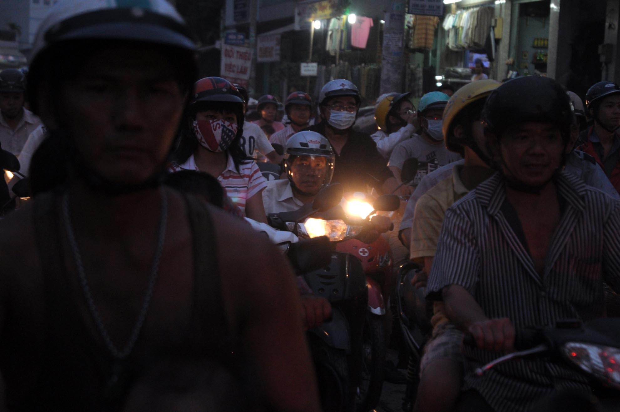 Cảnh kẹt xe kéo dài từ sáng đến chiều tối vẫn chưa giải toả xong.