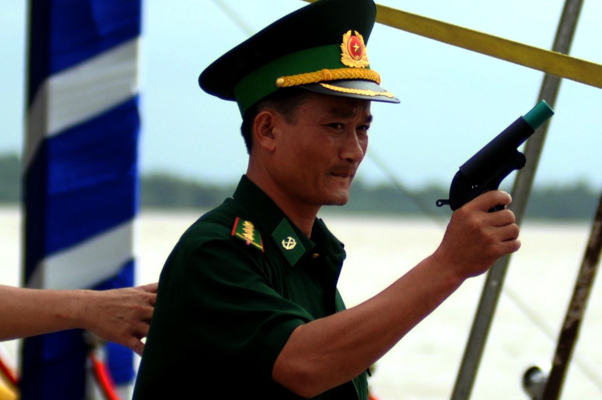 Theo kịch bản giả định, vụ va chạm xảy ra giữa một tàu hàng khô trọng tải gần 2.400 tấn, đang di chuyển từ TP.HCM đi Đồng Nai, và một tàu chở khách có sức chở 50 người, đi theo hướng ngược lại.