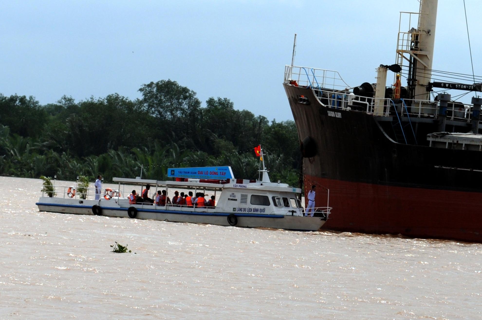 Trong quá trình di chuyển, tàu chở khách mất lái nên xảy ra va chạm với tàu chở hàng gần cảng Bến Nghé-Phú Hữu (quận 9).